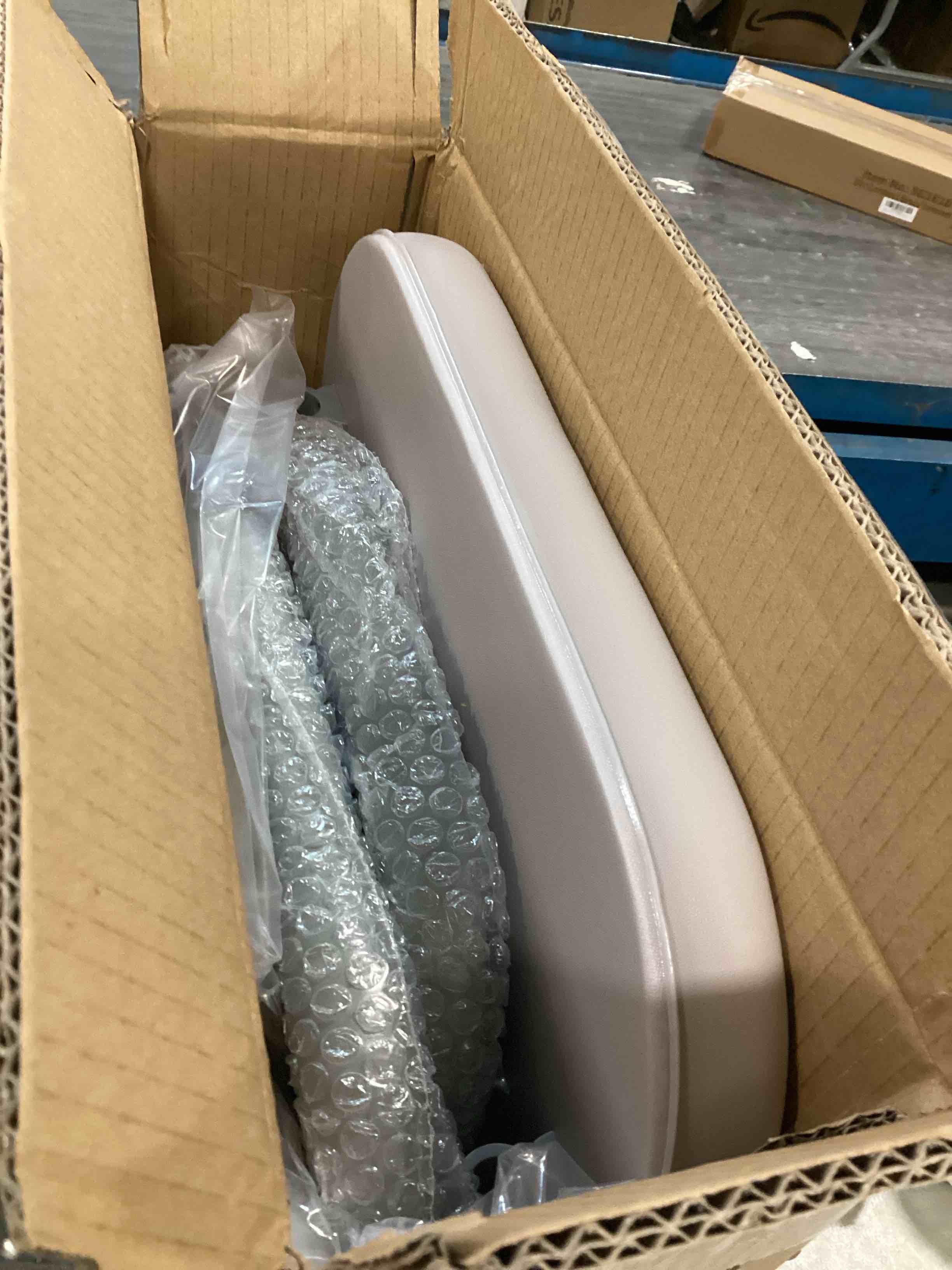 https://s3.amazonaws.com/lotting-images-prod/bidfta/GRN6318336_1712753503219.jpeg