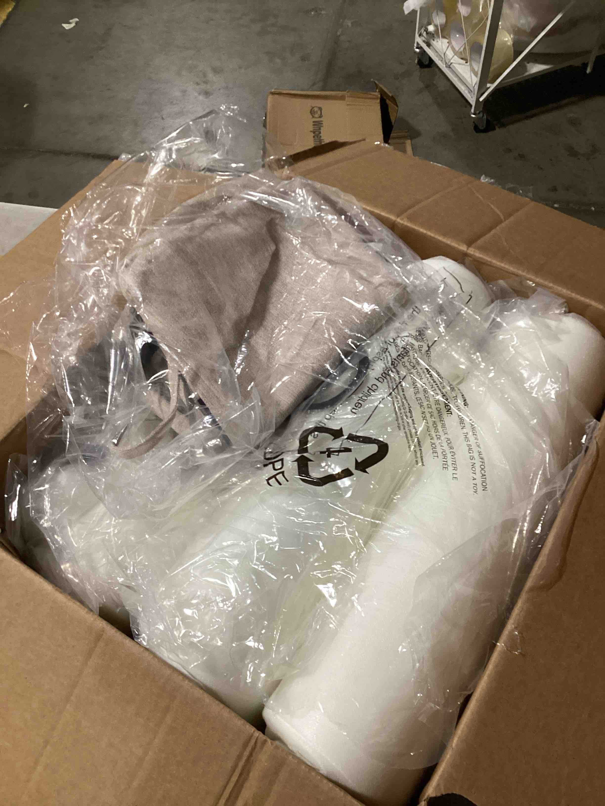 https://s3.amazonaws.com/lotting-images-prod/bidfta/GRN6329771_1715272464706.jpeg