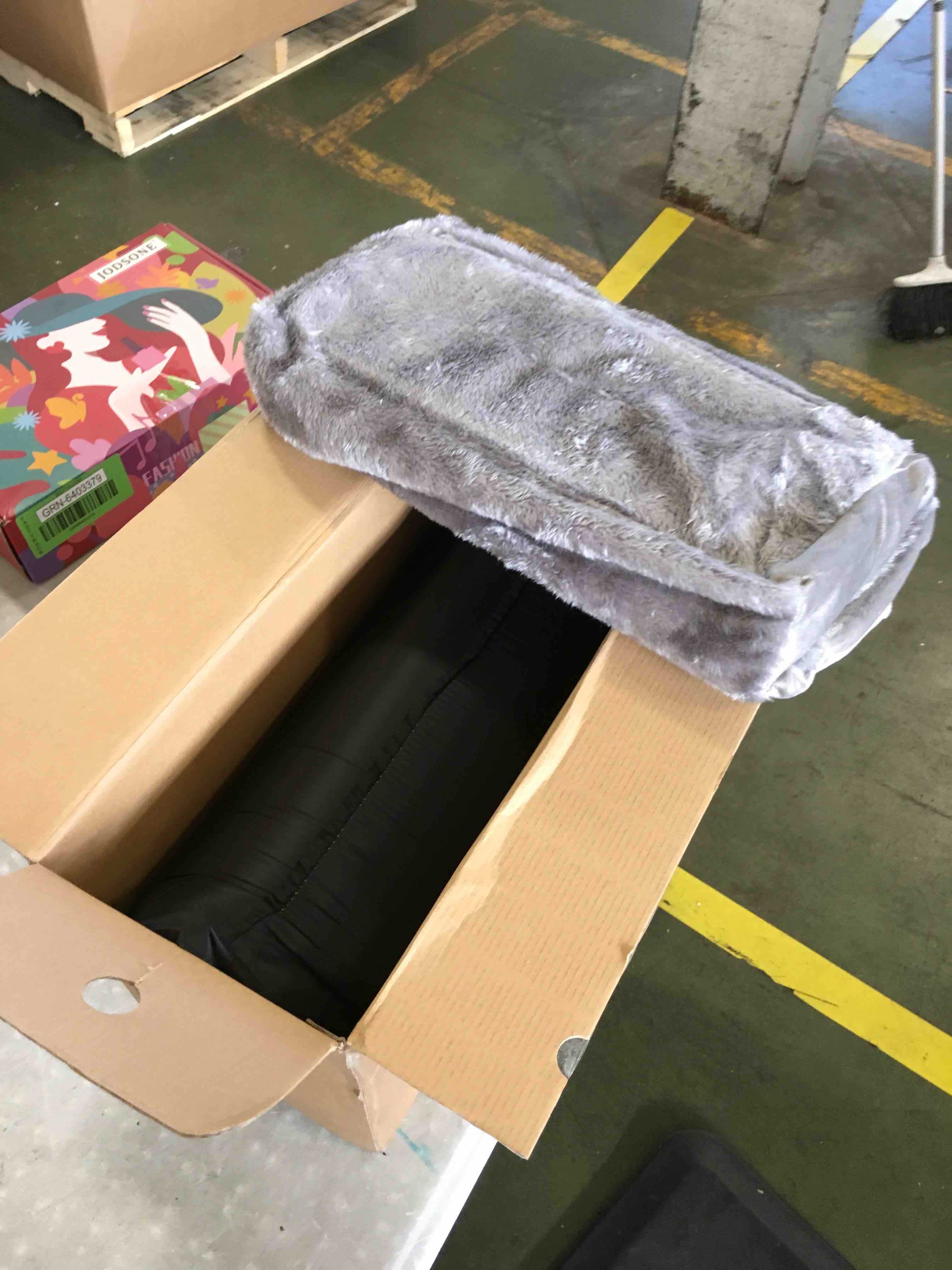 https://s3.amazonaws.com/lotting-images-prod/bidfta/GRN6403380_1717676699302.jpeg