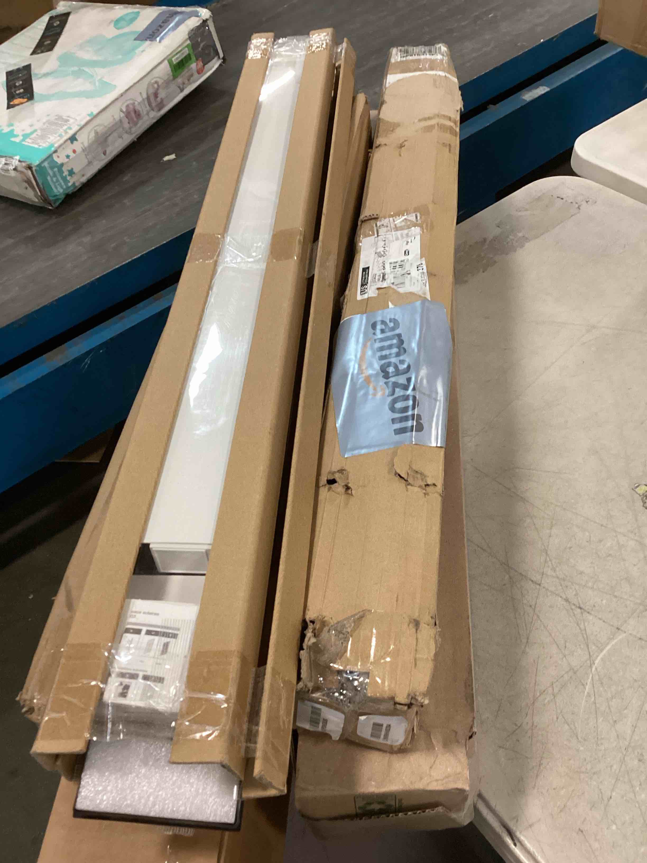 Assorted of  Products for the Maintenance or Decoration of the Home (it can include a variety of sizes and models)