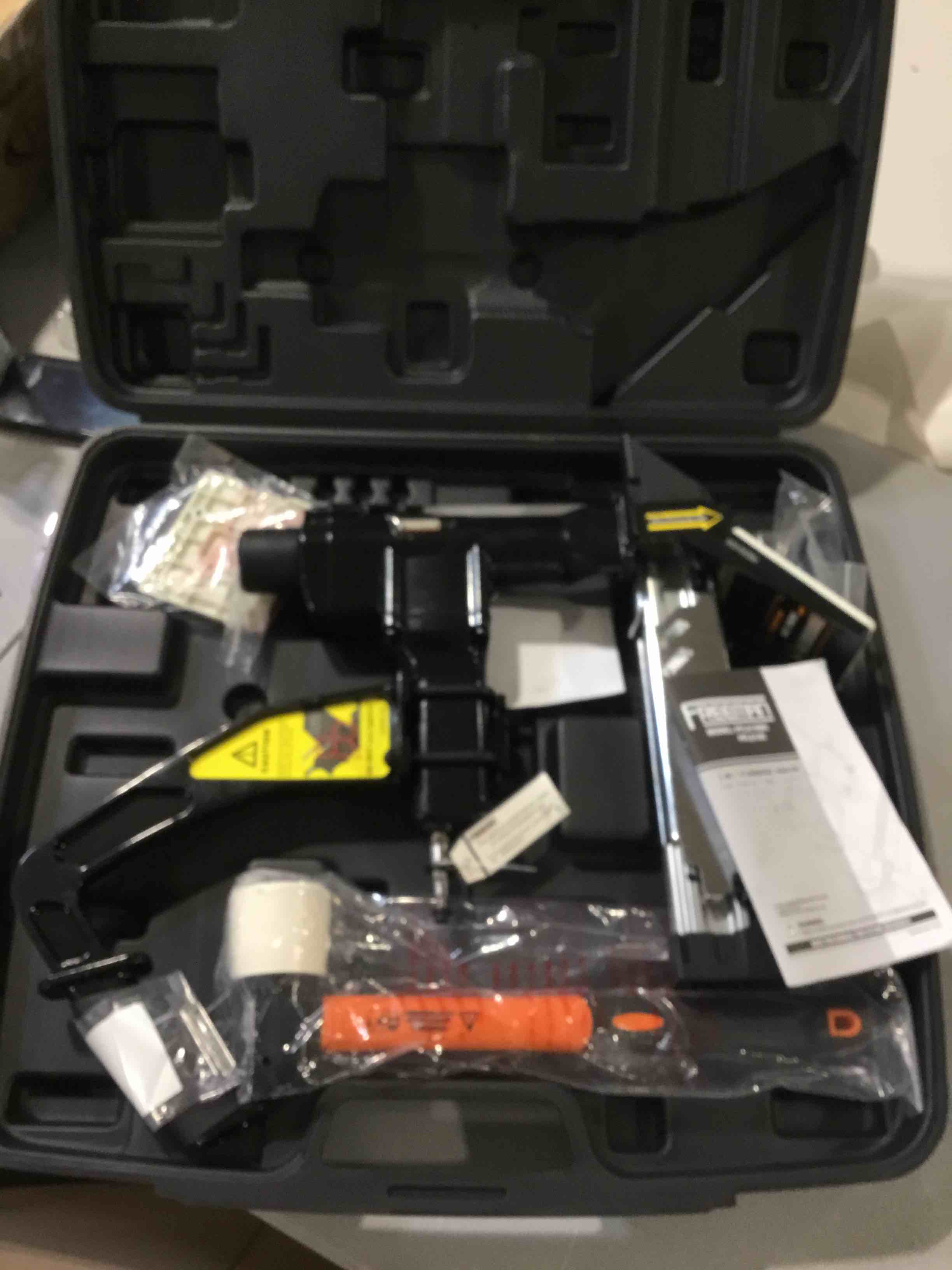 Freeman PFL618BR Pneumatic 3-in-1 15.5-Gauge and 16-Gauge 2" Flooring Nailer / Stapler with Flooring Mallet, Interchangeable Base Plates, and Case