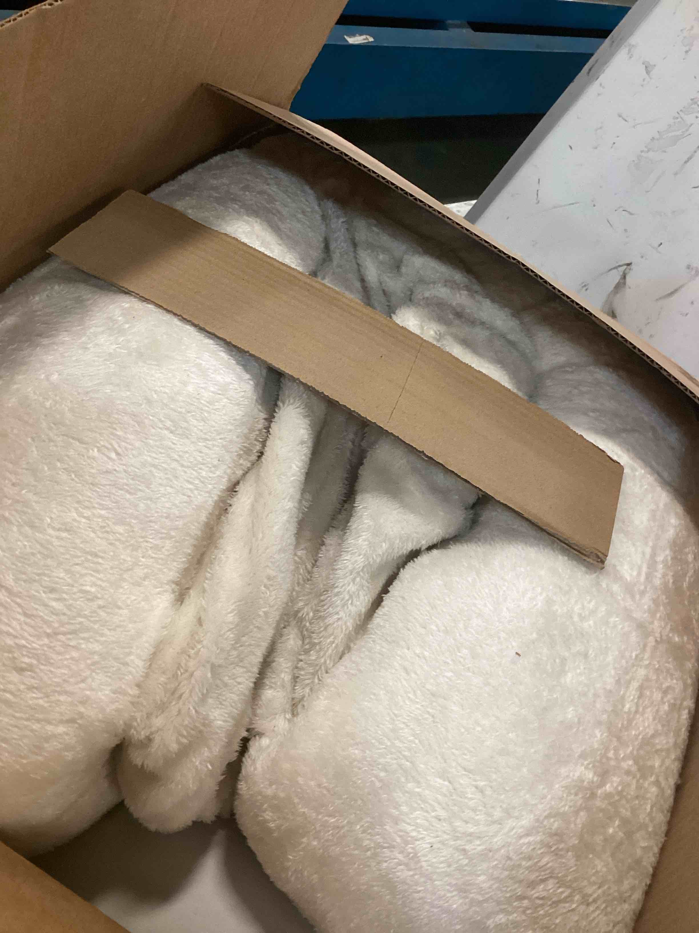 https://s3.amazonaws.com/lotting-images-prod/bidfta/GRN6618082_1716315427138.jpeg