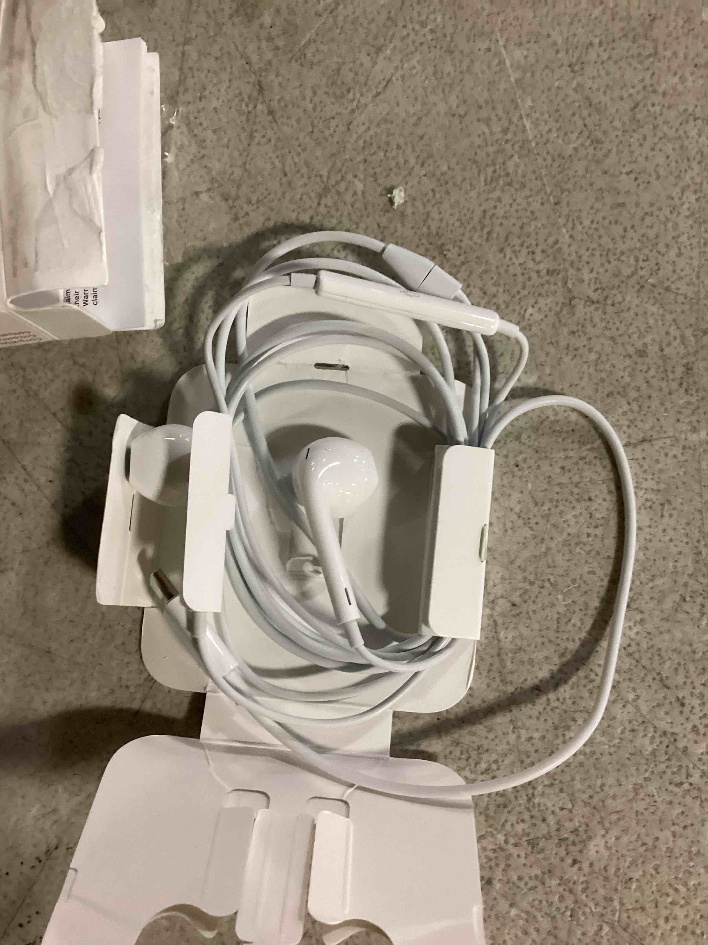 https://s3.amazonaws.com/lotting-images-prod/bidfta/GRN6664650_1734623946275.jpeg