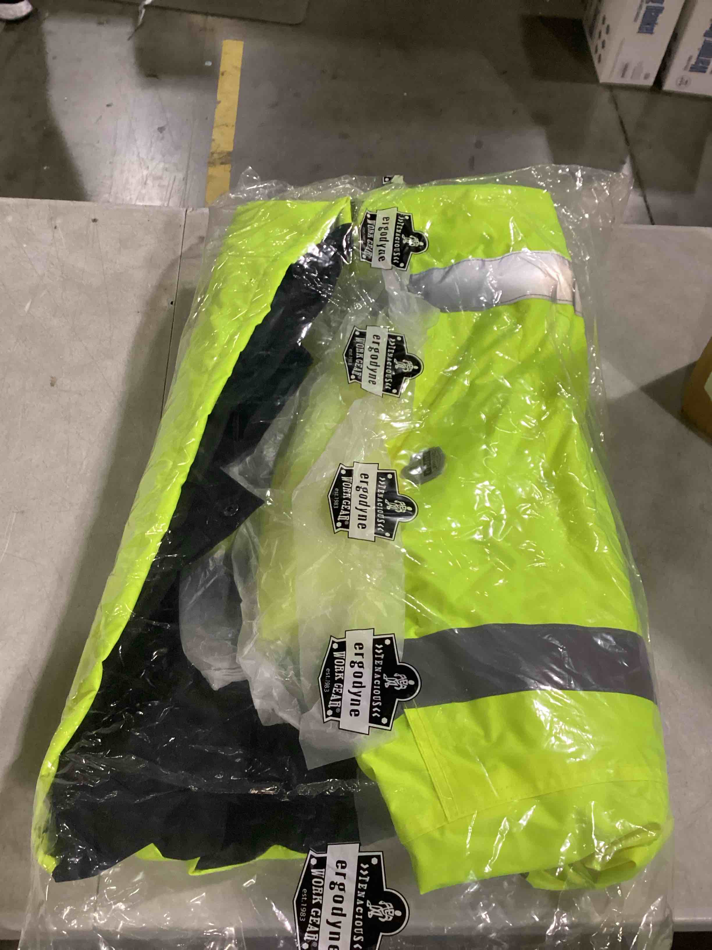 https://s3.amazonaws.com/lotting-images-prod/bidfta/GRN6707648_1735929002990.jpeg