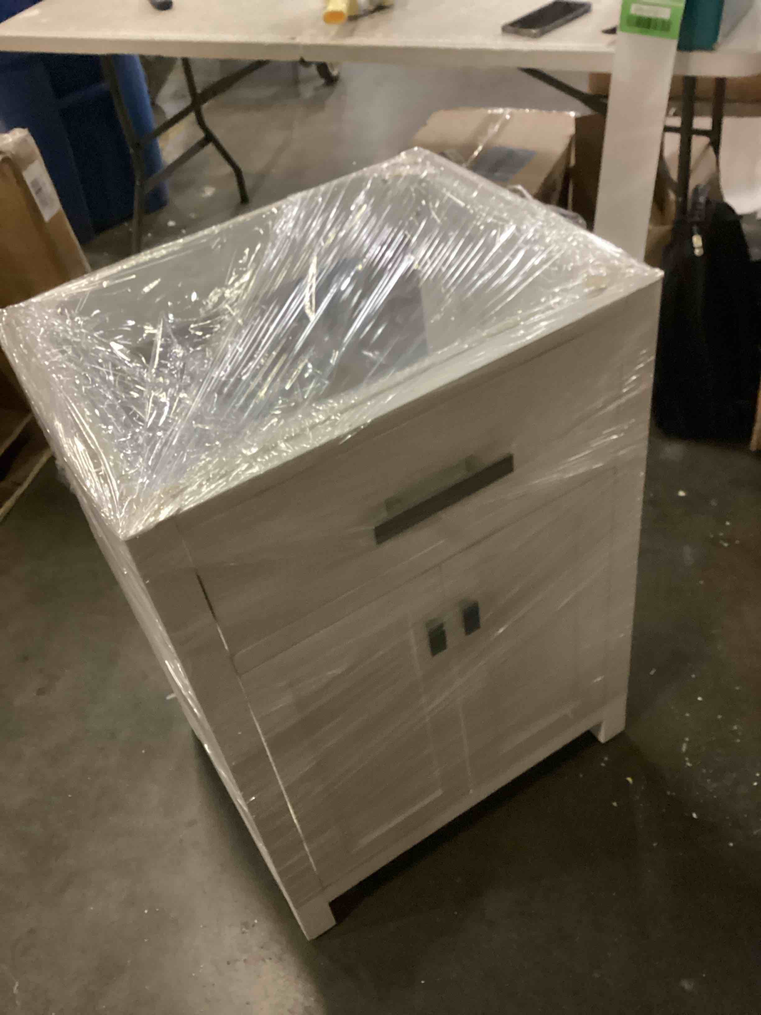 https://s3.amazonaws.com/lotting-images-prod/bidfta/GRN6708710_1734458938663.jpeg
