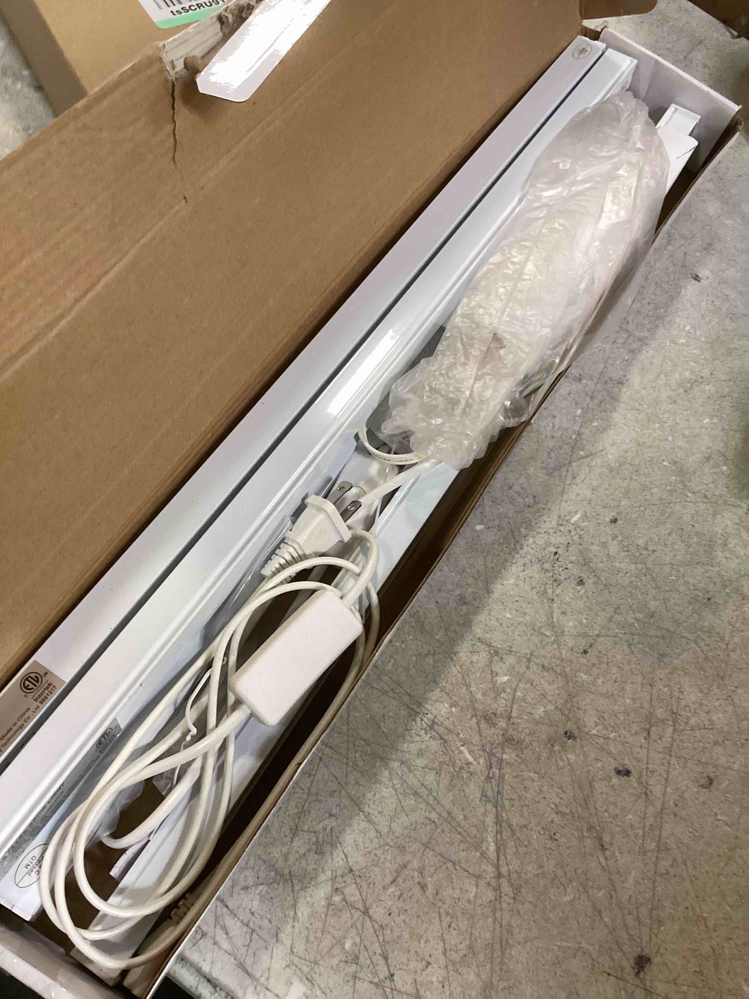 https://s3.amazonaws.com/lotting-images-prod/bidfta/GRN6755390_1722094201303.jpeg