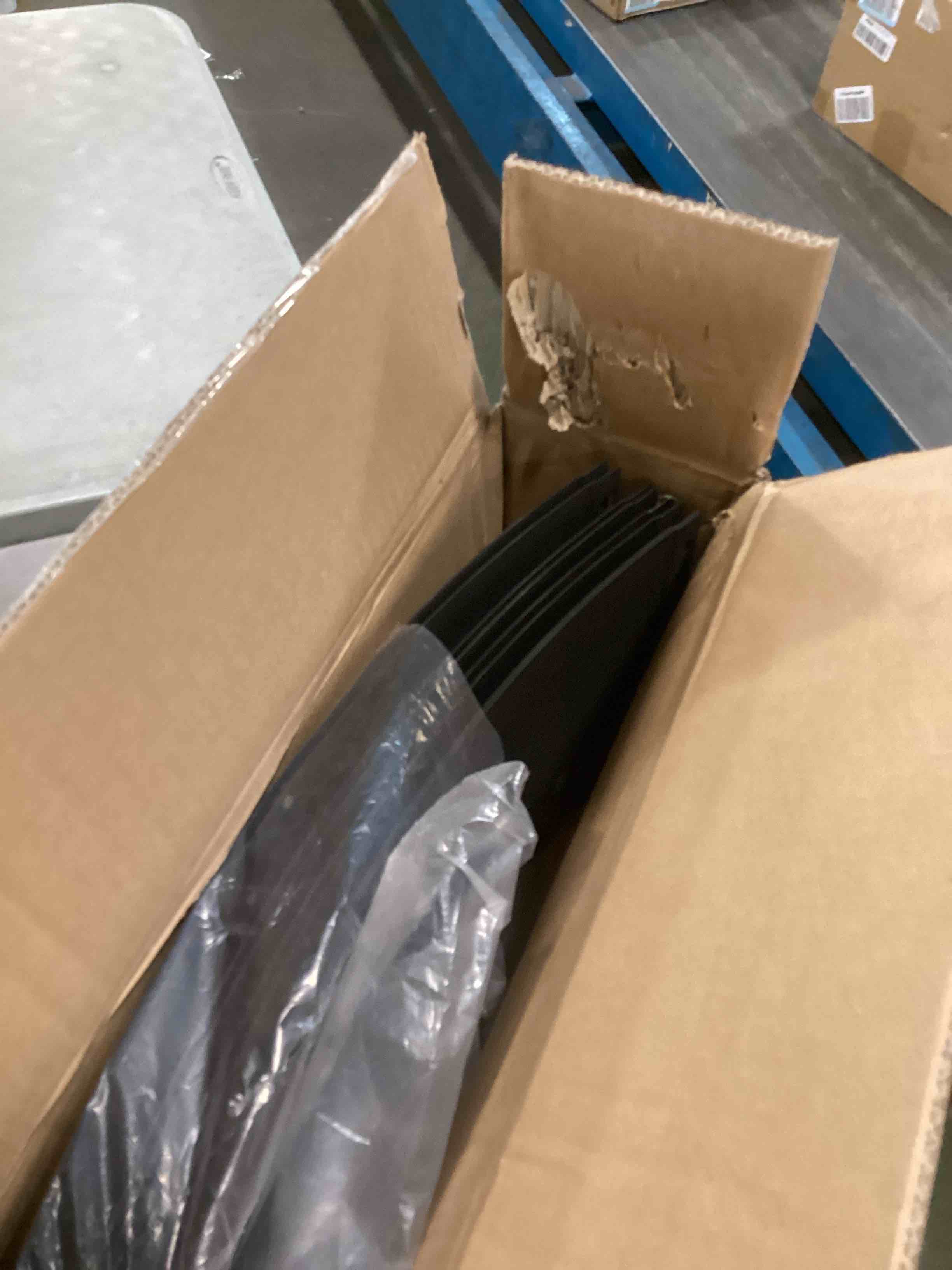 https://s3.amazonaws.com/lotting-images-prod/bidfta/GRN6815627_1721136314956.jpeg