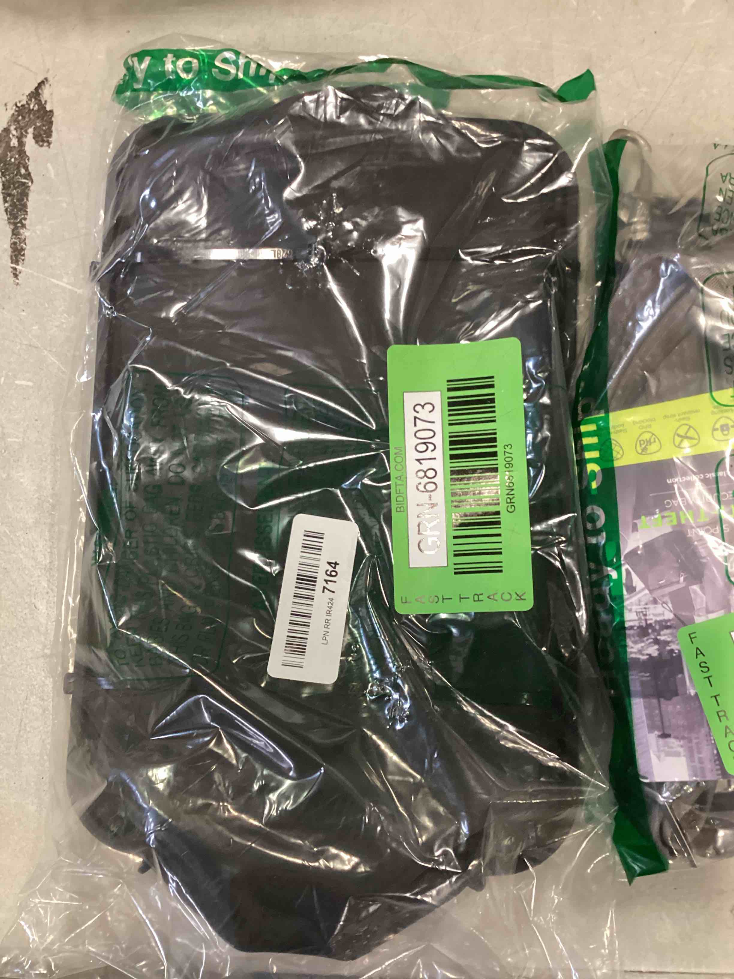 https://s3.amazonaws.com/lotting-images-prod/bidfta/GRN6819073_1720618802735.jpeg