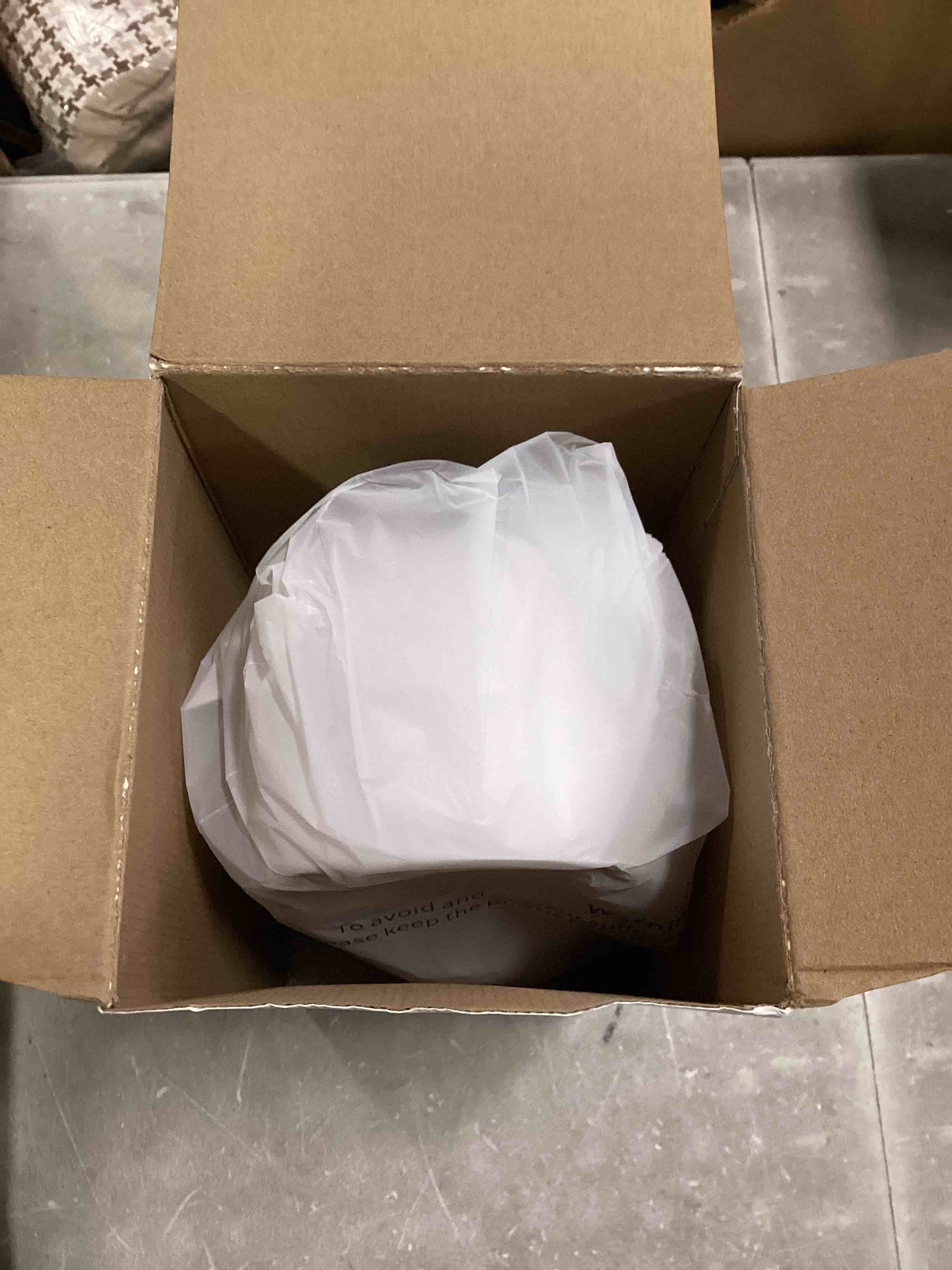 https://s3.amazonaws.com/lotting-images-prod/bidfta/GRN6839816_1721413893277.jpeg