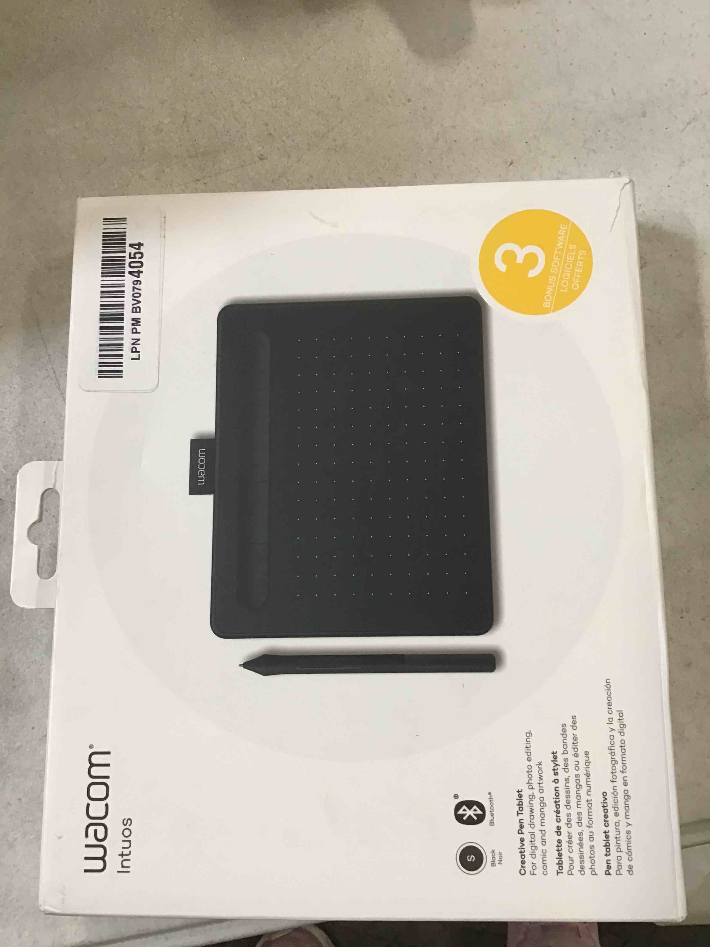 Intuos Small Bluetooth Graphics Drawing Tablet, 4 Customizable