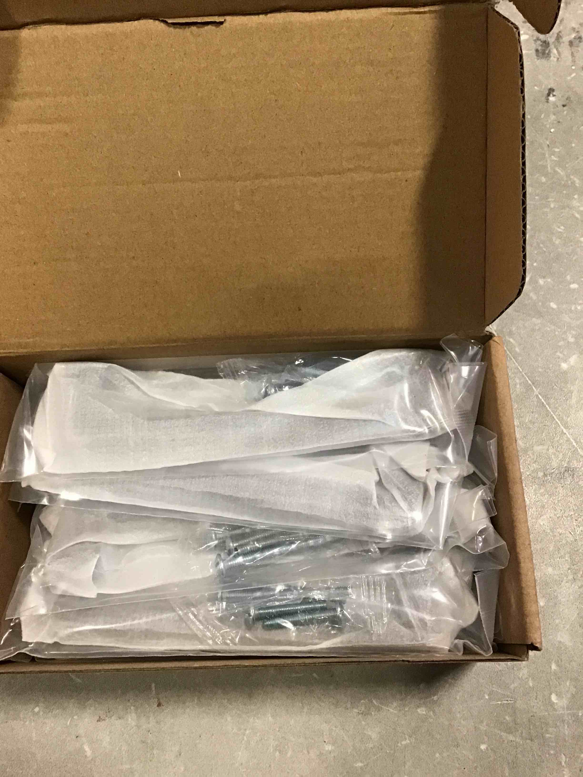 https://s3.amazonaws.com/lotting-images-prod/bidfta/GRN6852778_1720717015304.jpeg