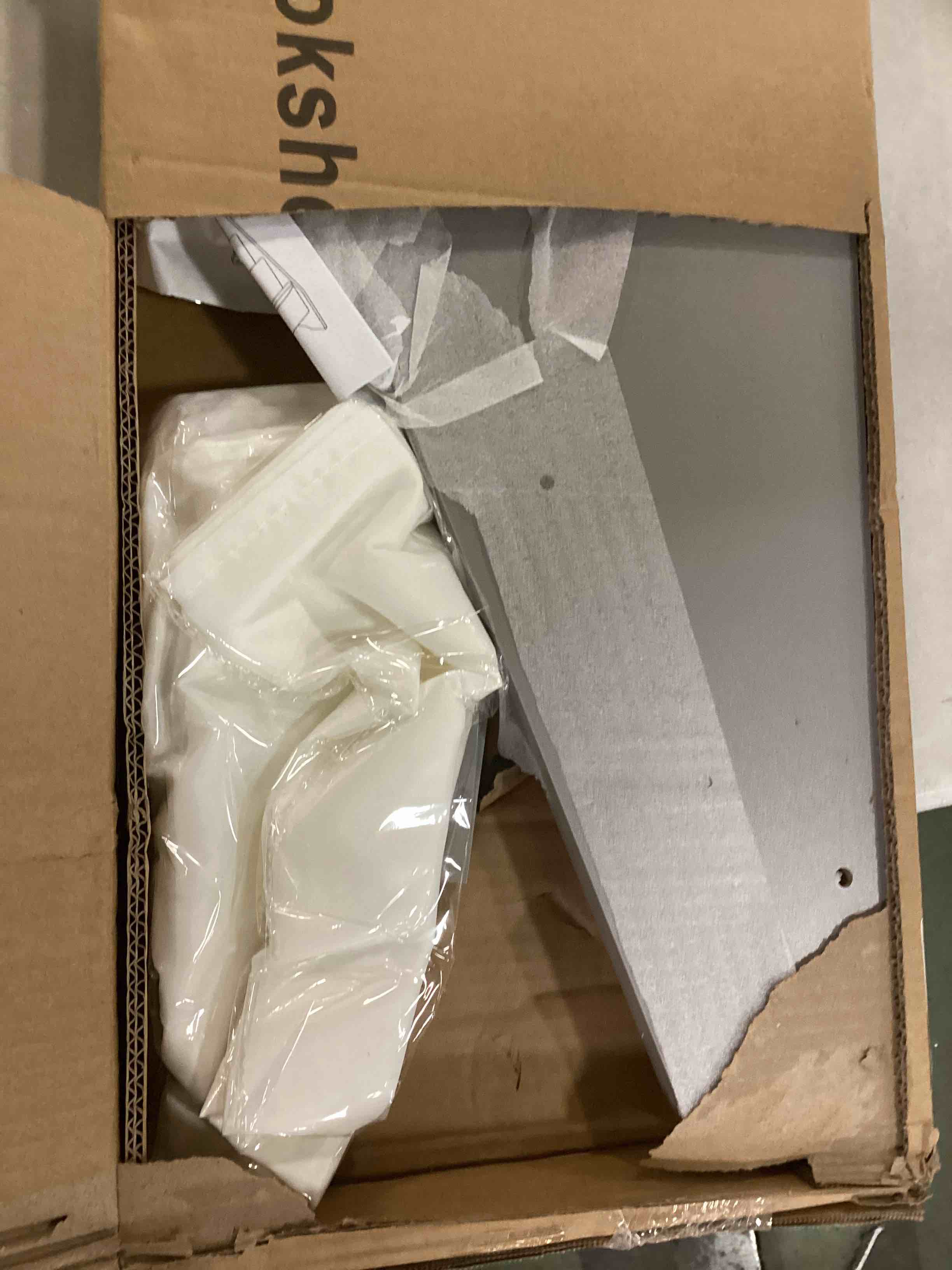 https://s3.amazonaws.com/lotting-images-prod/bidfta/GRY0100720_1725369235928.jpeg