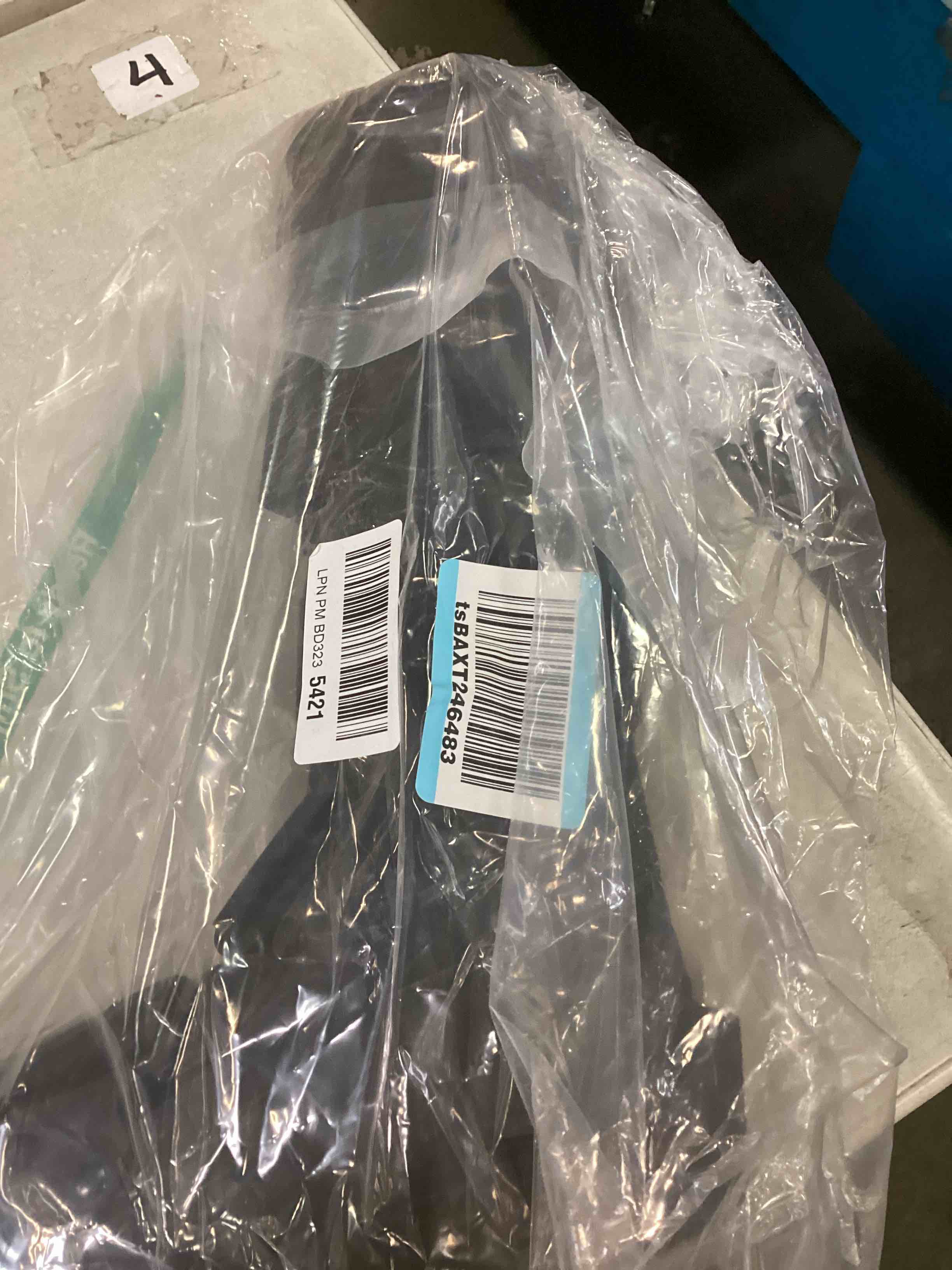 https://s3.amazonaws.com/lotting-images-prod/bidfta/GRY0101593_1724869206454.jpeg