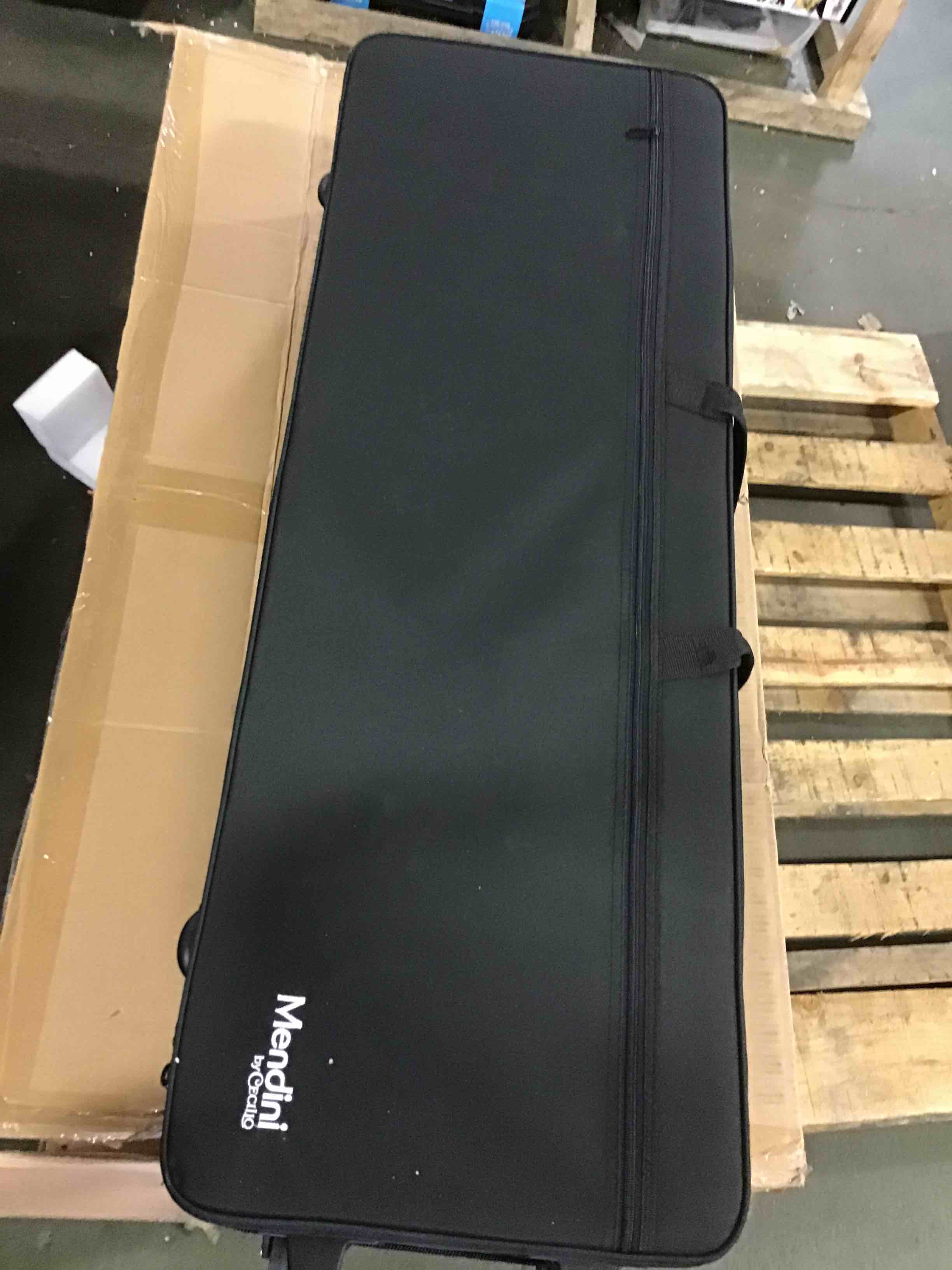 https://s3.amazonaws.com/lotting-images-prod/bidfta/GRY0260996_1571669688619.jpeg