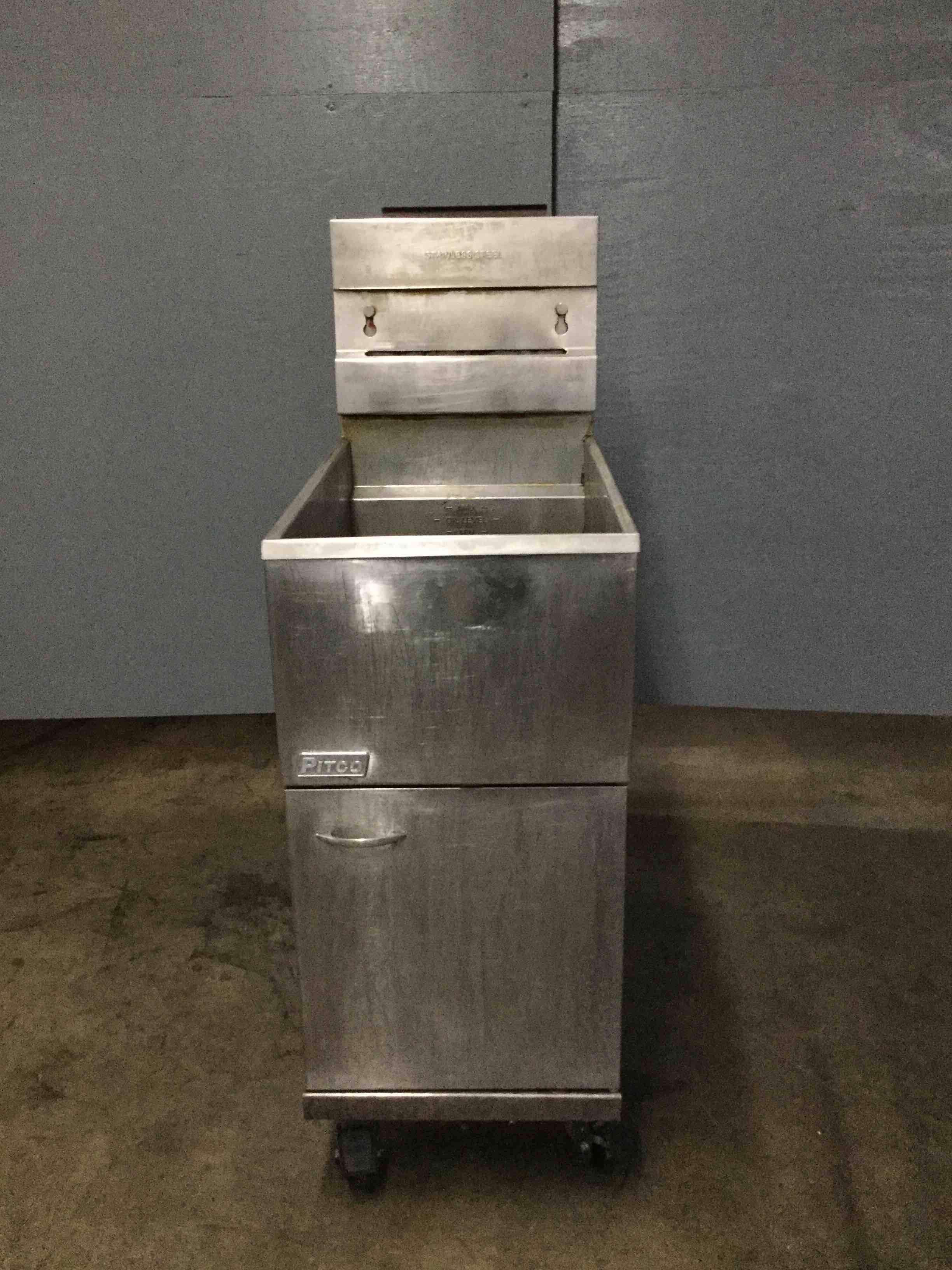 PITCO 30LB. NATURAL GAS FRYER ON CASTERS