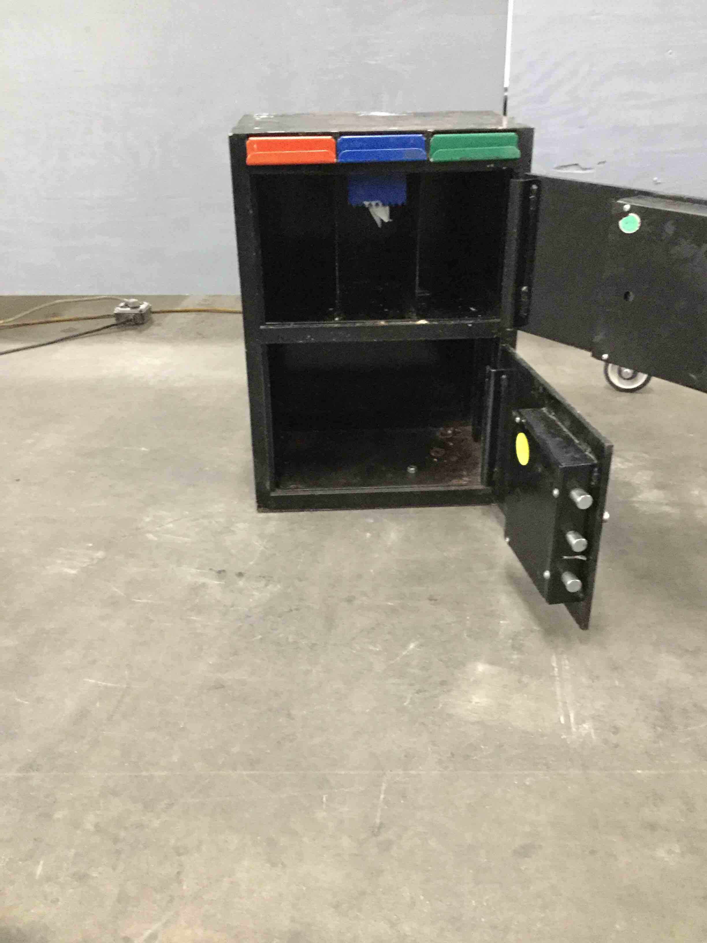 https://s3.amazonaws.com/lotting-images-prod/bidfta/IN533578_1607533765419.jpeg