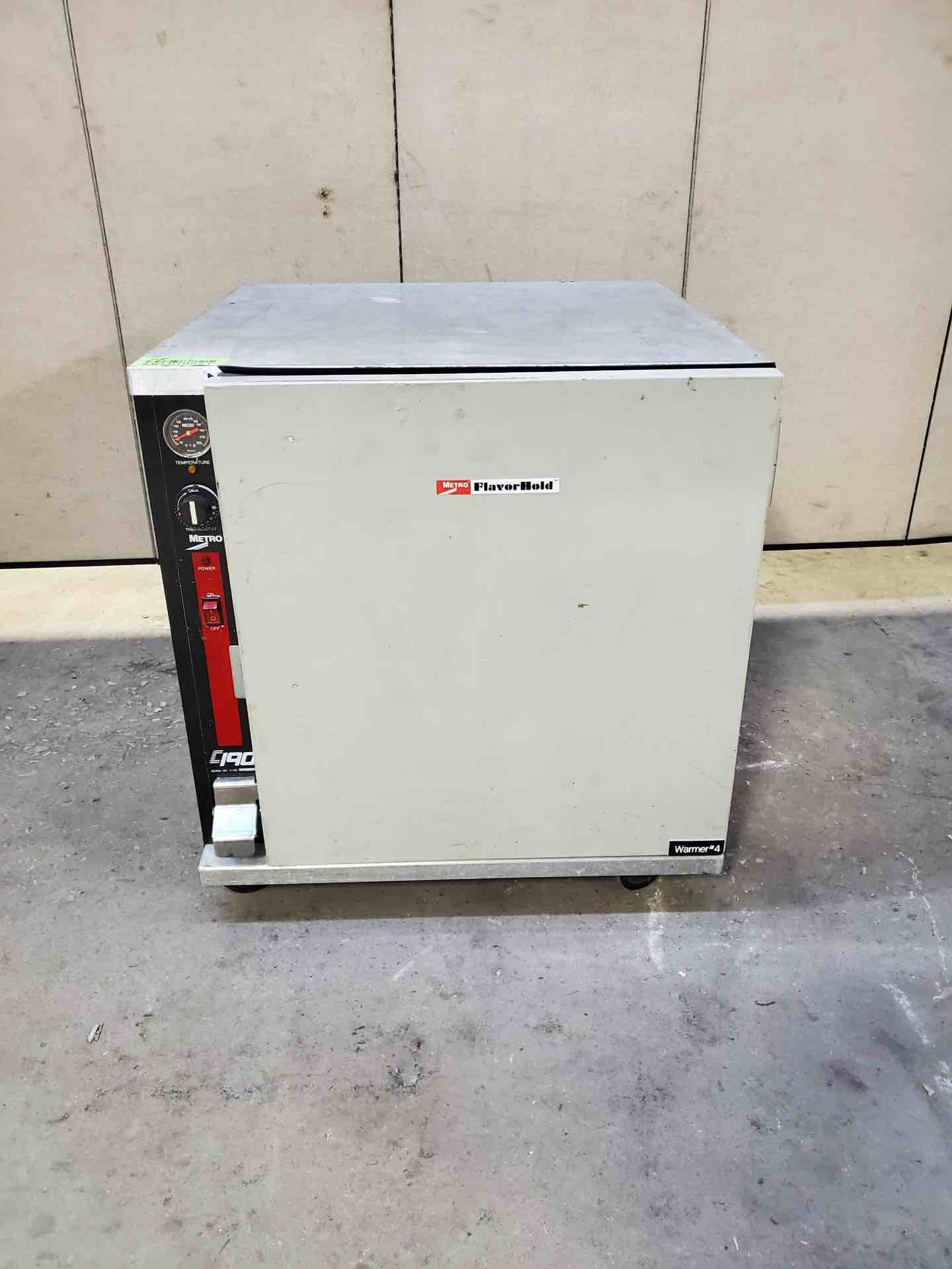 METRO HEATED HOLDING CABINET ON CASTERS 