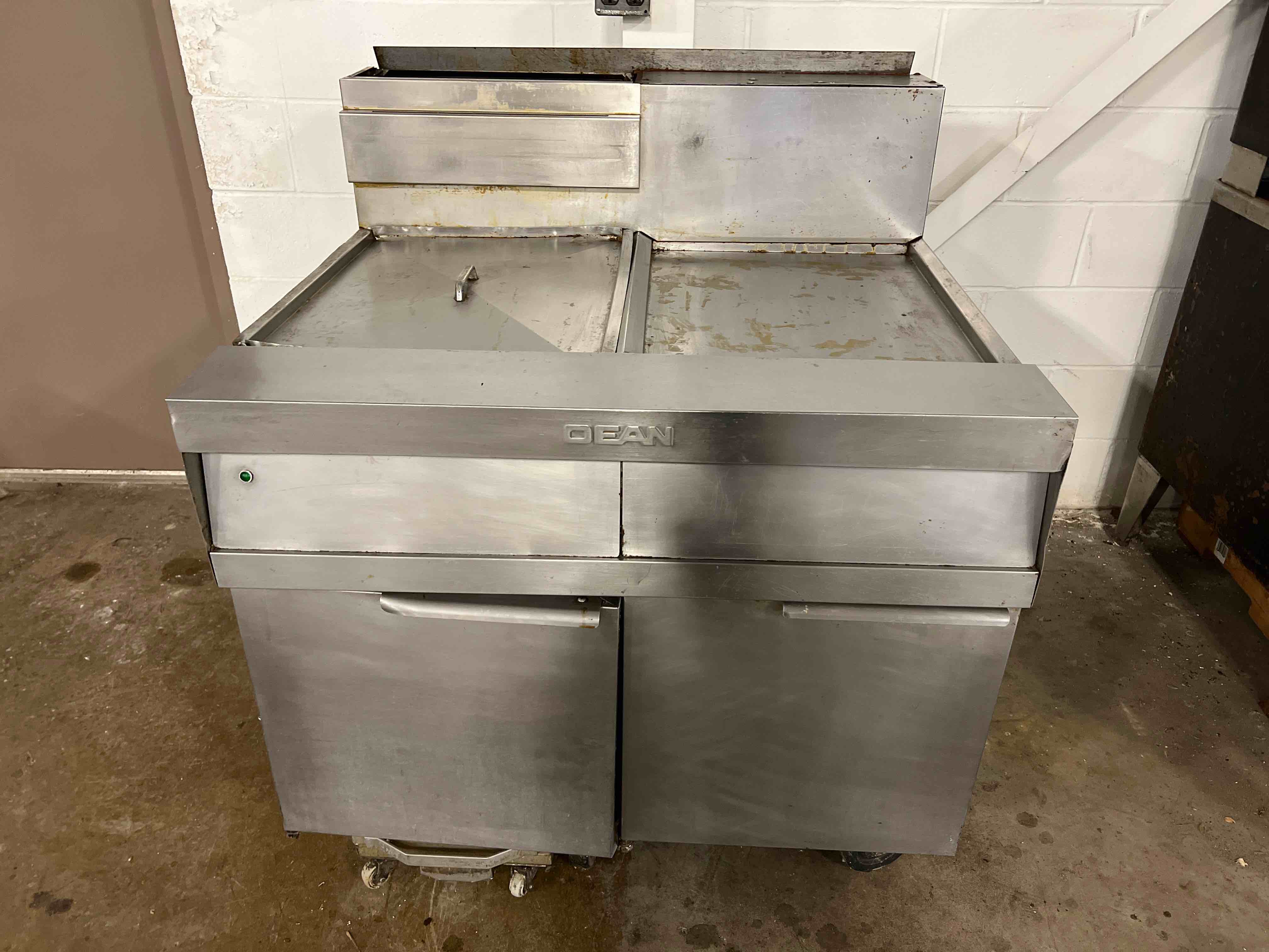 DEAN 60-75 LB STAINLESS STEEL NATURAL GAS FRYER WITH DUMP STATION AND FILTRATION