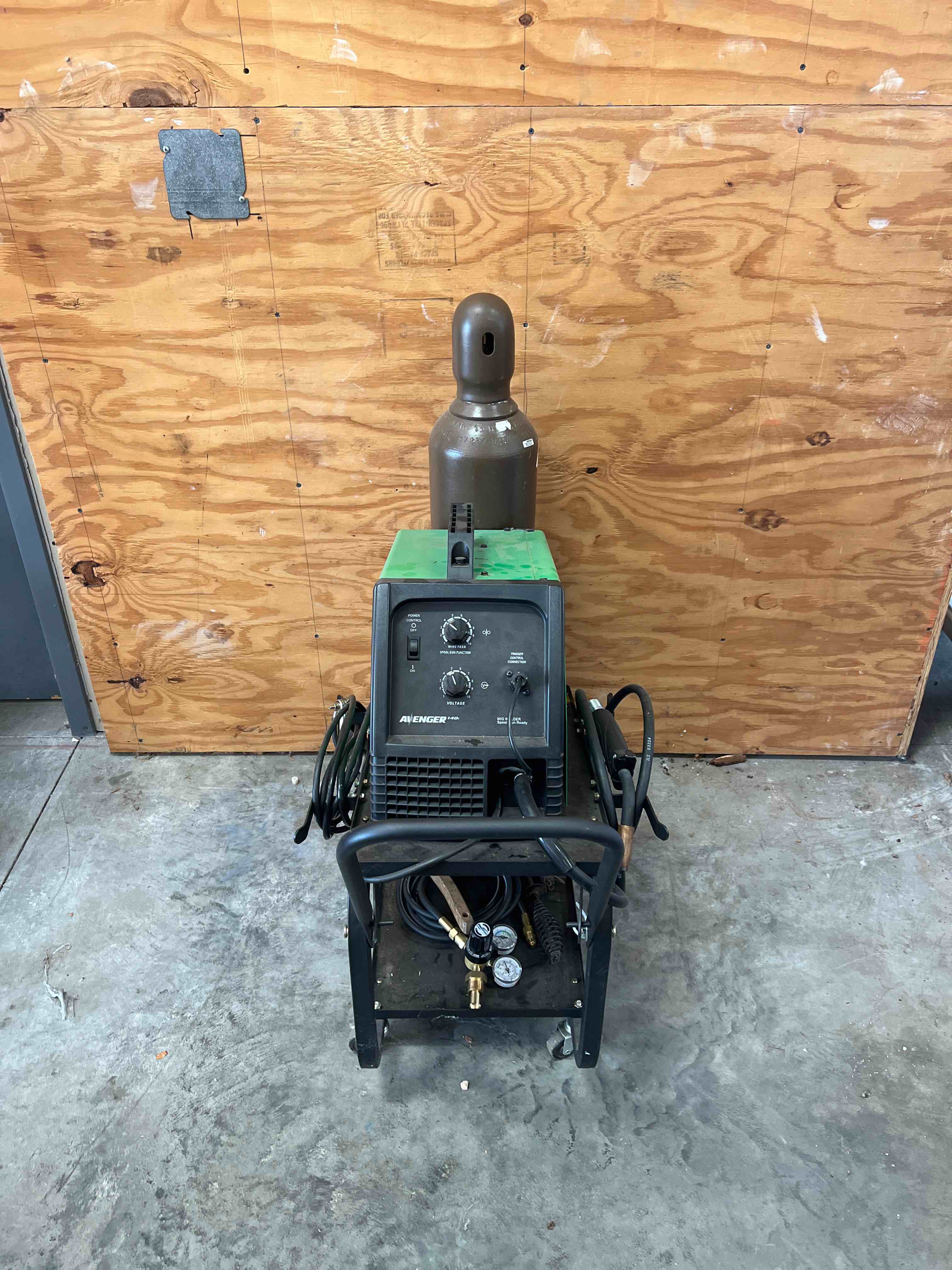 https://s3.amazonaws.com/lotting-images-prod/bidfta/ORG2184232_1688586087588.jpeg