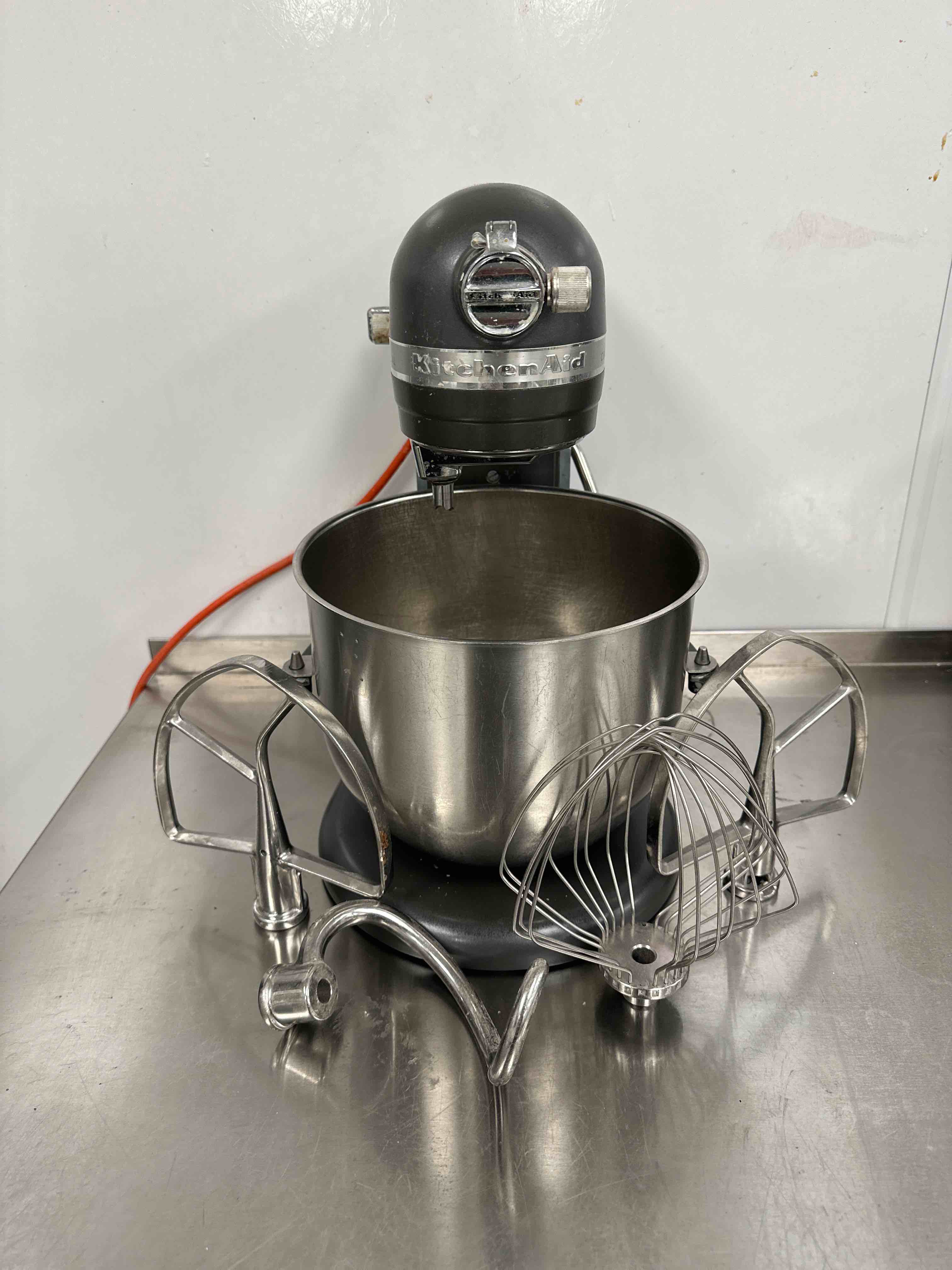 KITCHENAID 10-SPEED 8 QT MIXER WITH BOWL AND ATTACHMENTS