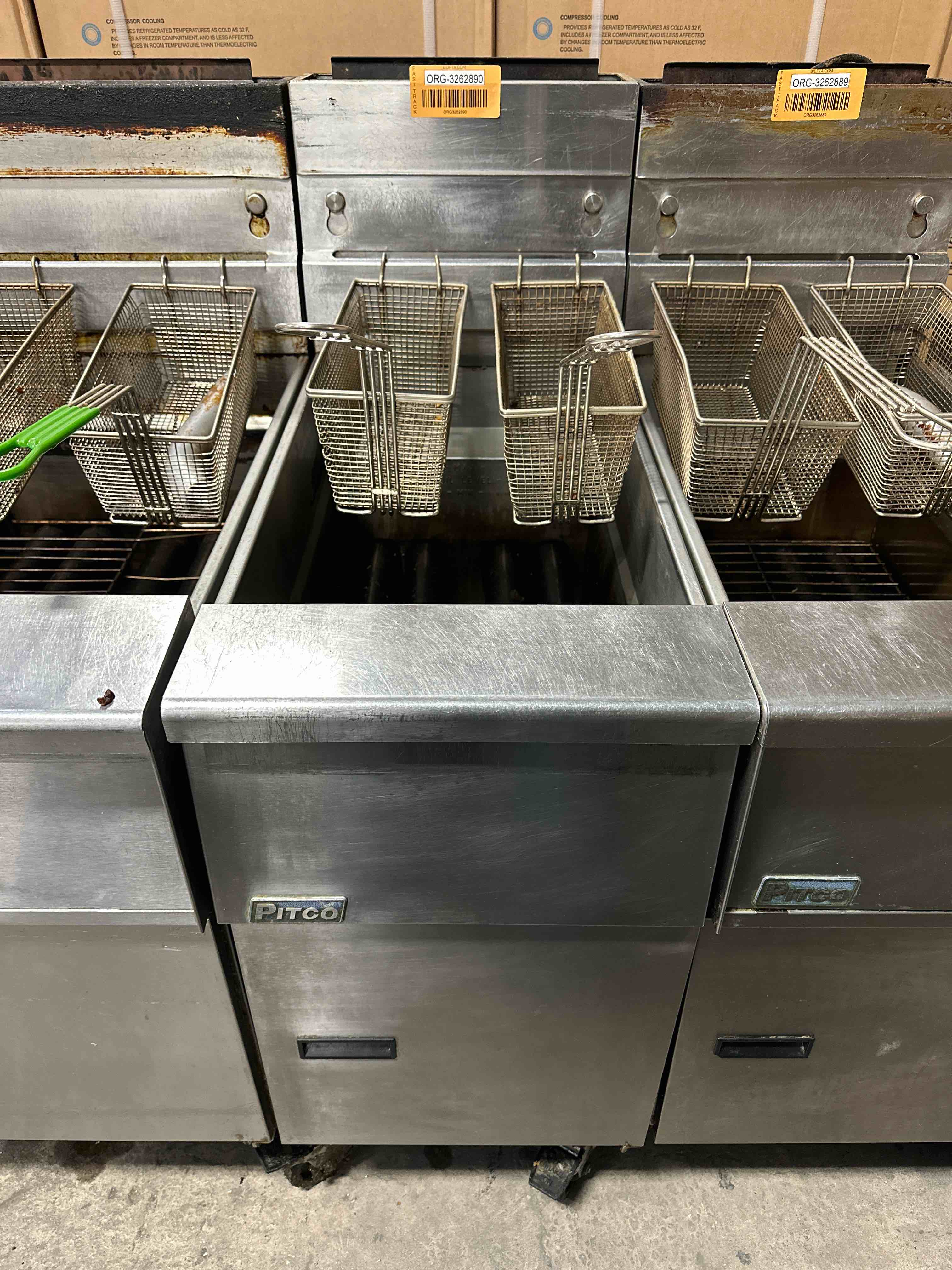 2018 PITCO 40 POUND CAPACITY STAINLESS STEEL NATURAL GAS FRYER WITH TWO BASKETS