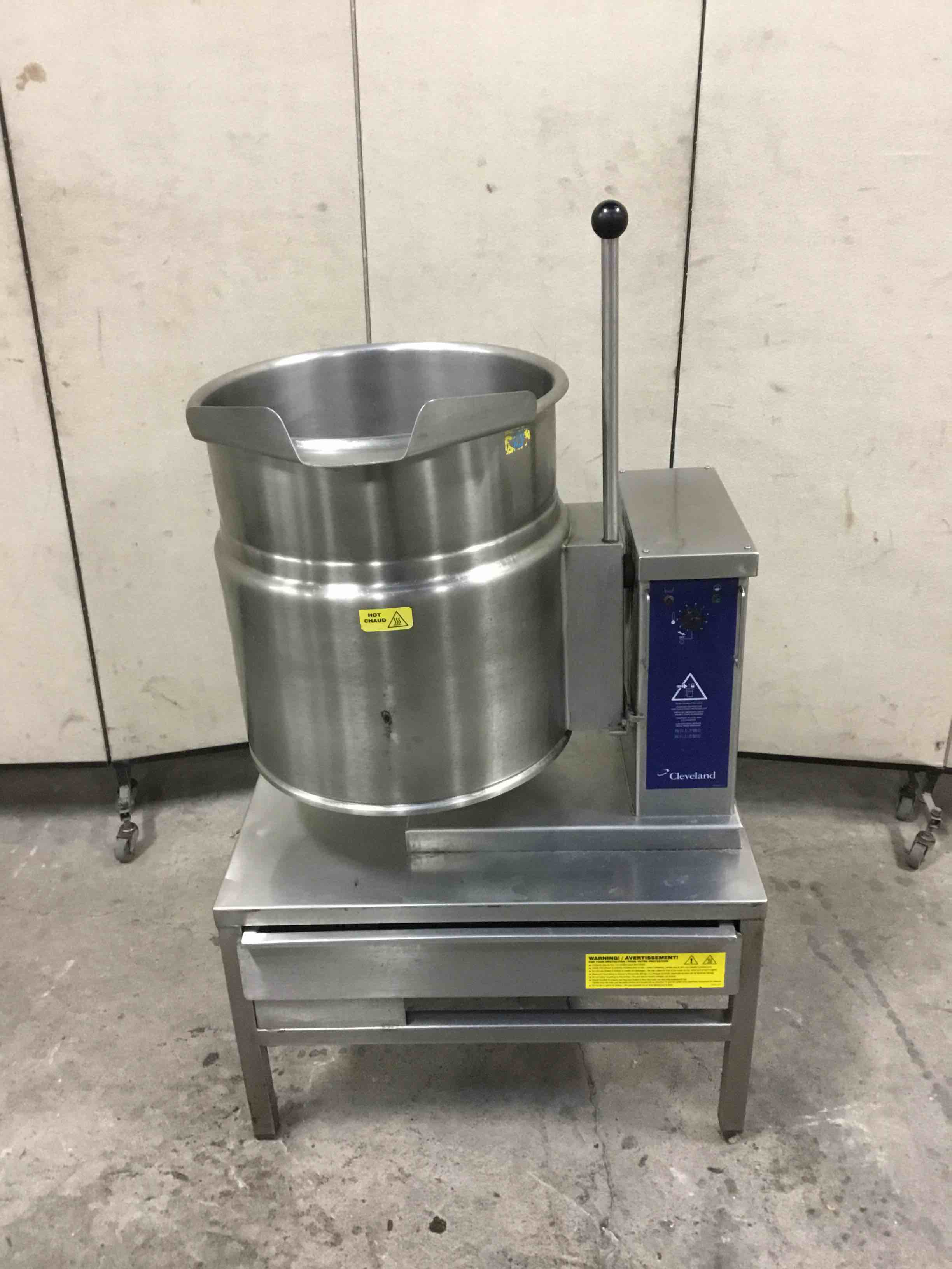 CLEVELAND 12 GALLON STAINLESS STEEL STEAM TILT KETTLE