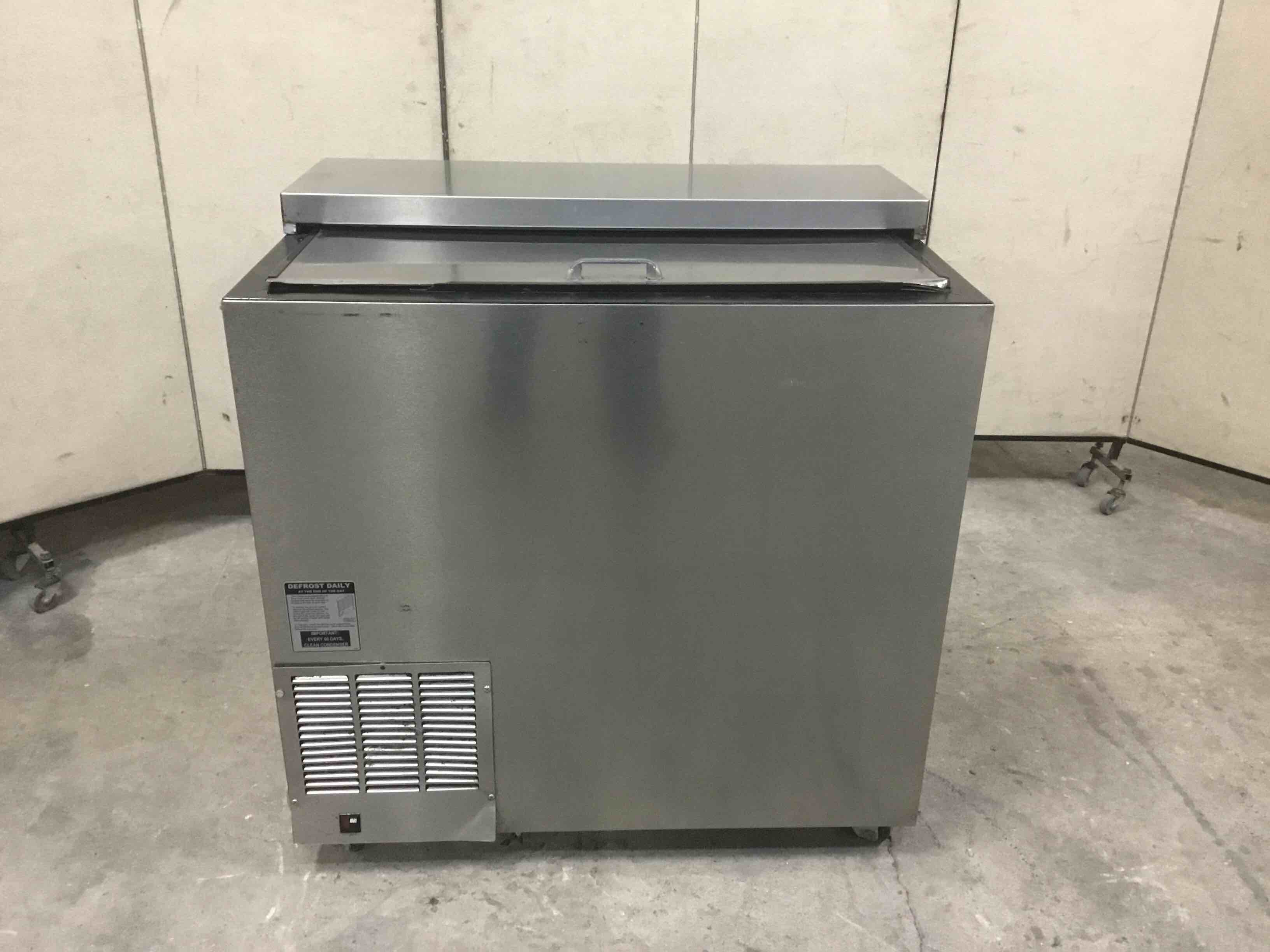 2019 PERLICK 36 INCH STAINLESS STEEL GLASS FROSTER ON CASTERS