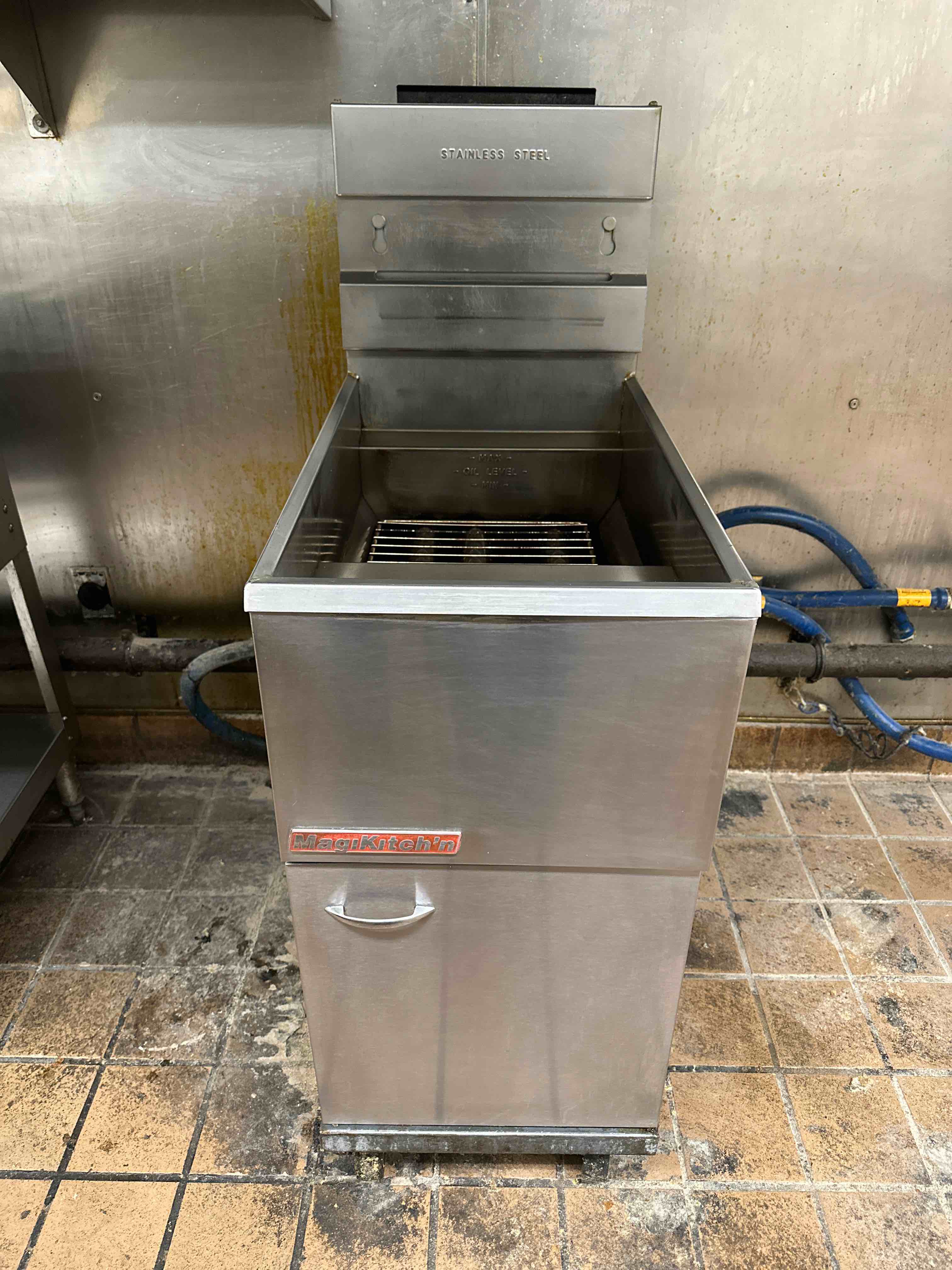 MAGIKITCHN 35 LB NATURAL GAS FRYER ON CASTERS
