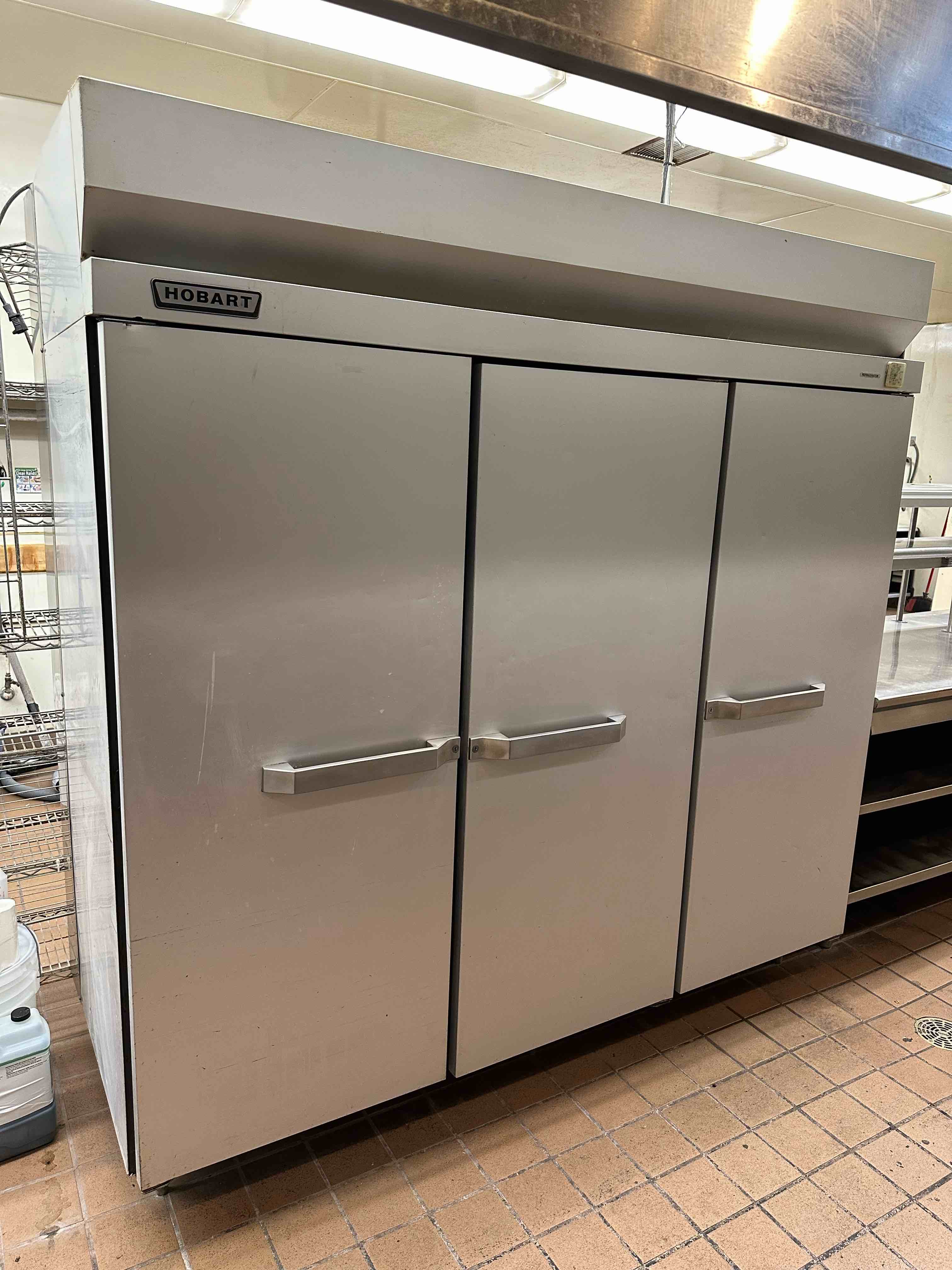 HOBART 3-DOOR REACH-IN REFEIGERATOR