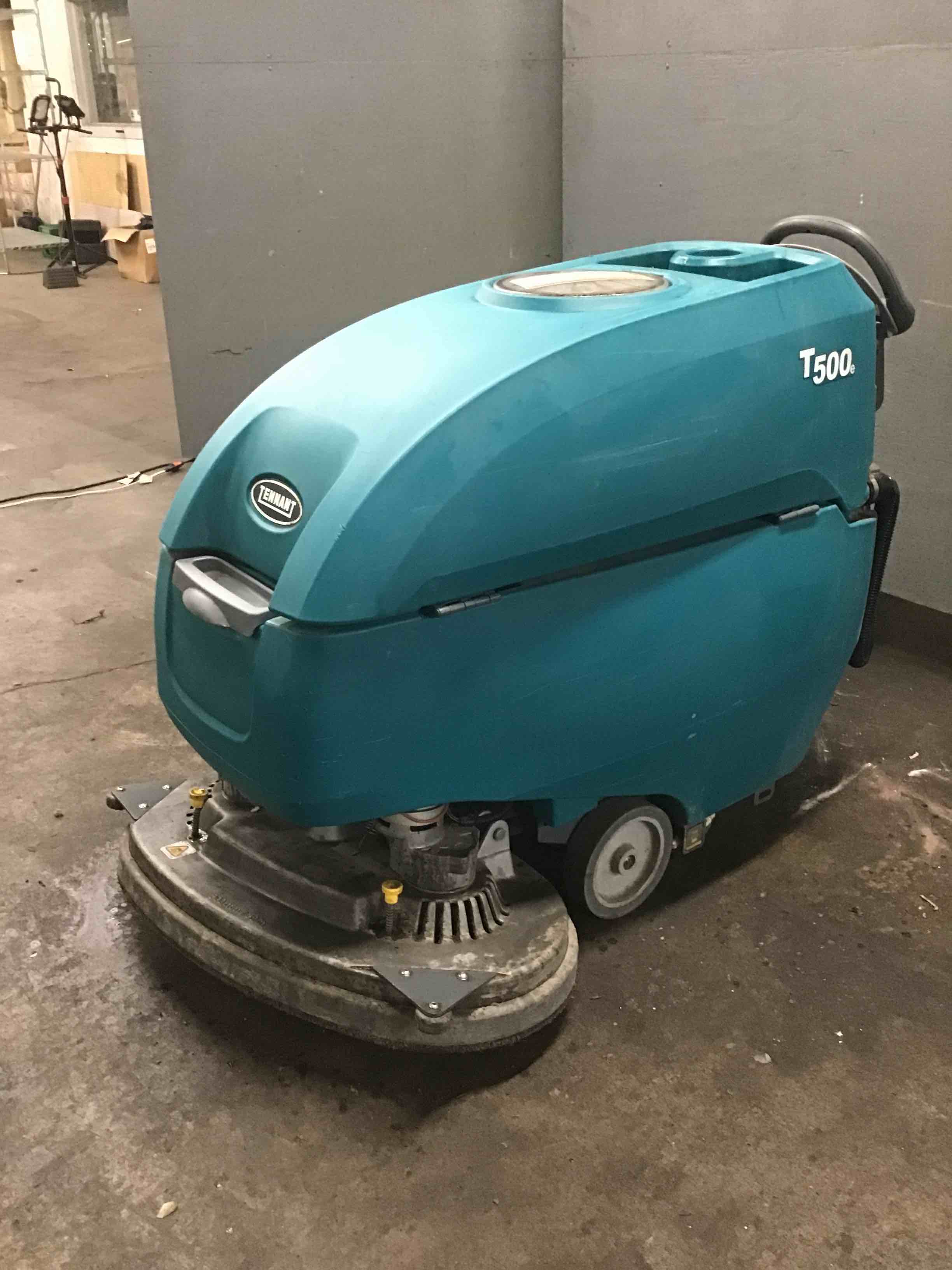 2019 TENNANT WALK BEHIND FLOOR SCRUBBER 