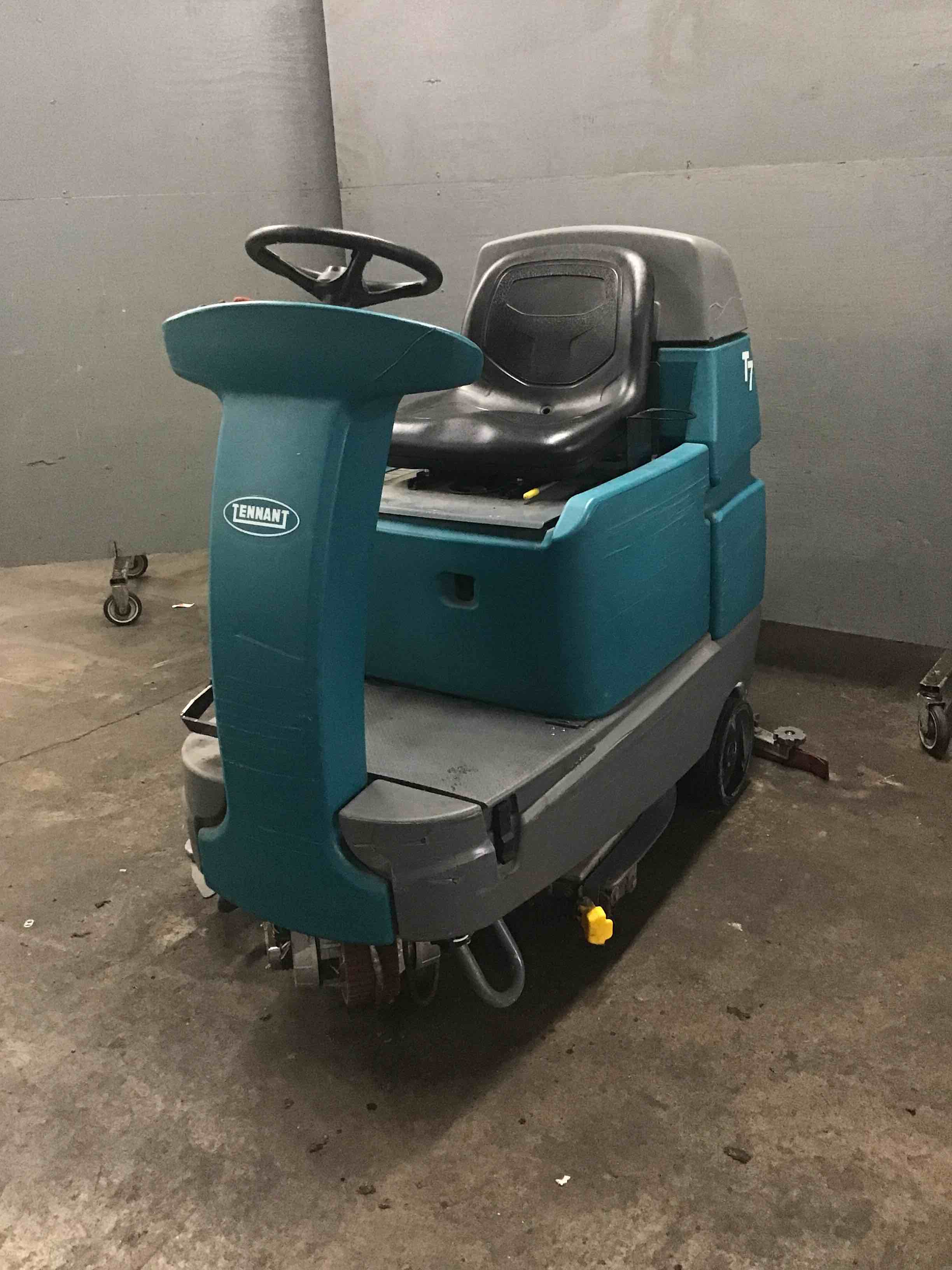 2020 TENNANT RIDE ON FLOOR SCRUBBER 