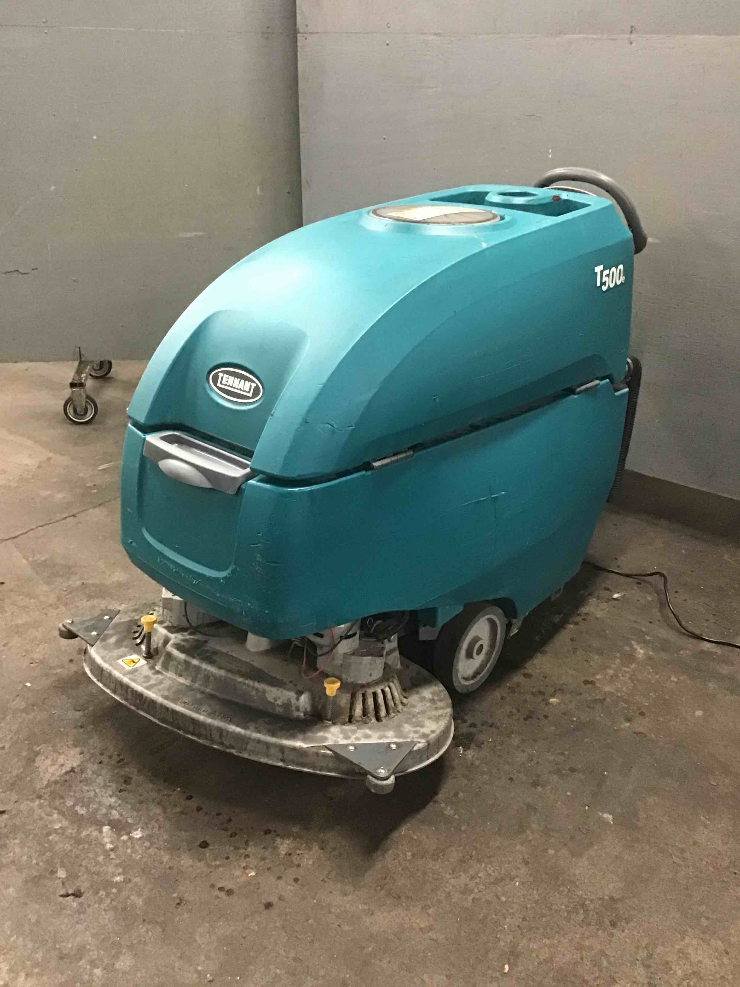 2018 TENNANT WALK BEHIND FLOOR SCRUBBER 