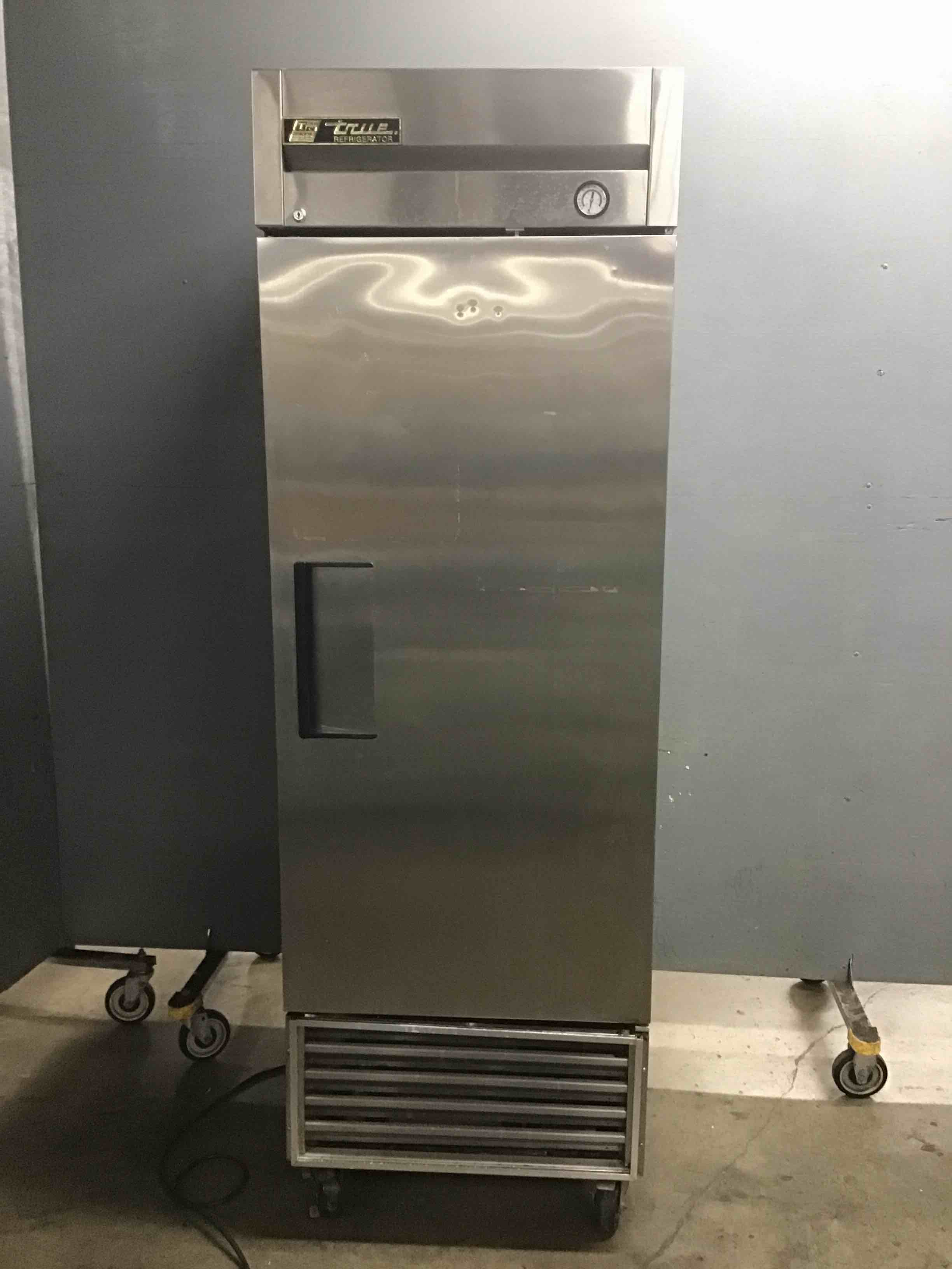 True Reach-In One Door Refrigerator on Casters w/ Solid Right-Hinge Swing Door And Three PVC Coated Wire Shelves