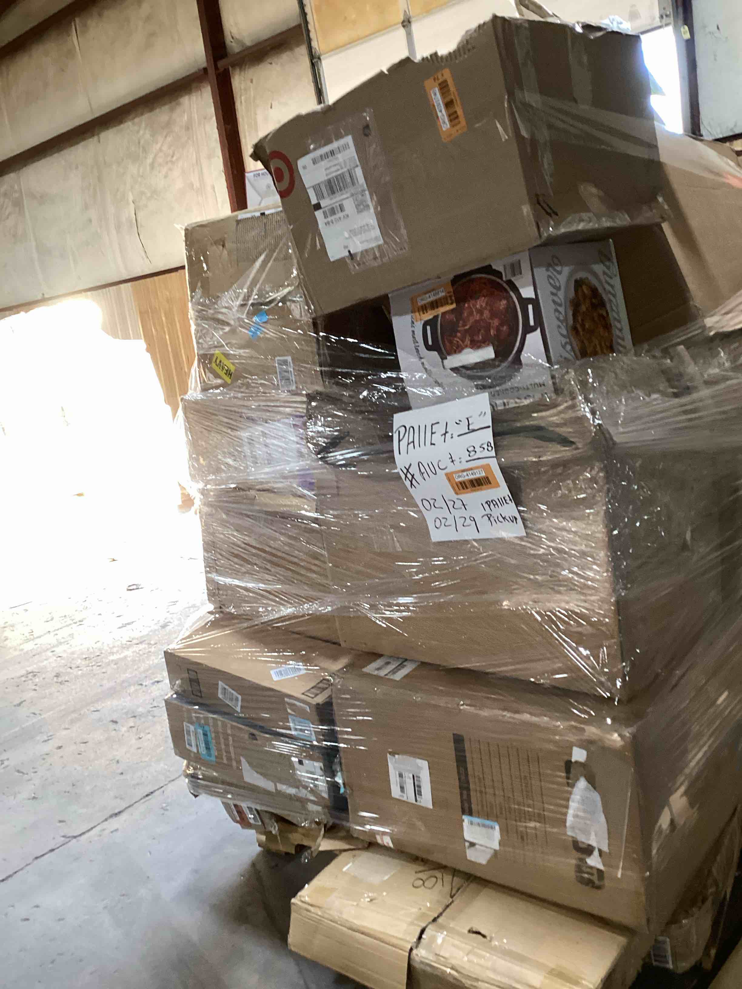 (E) 1 skid pallet items different boxes sur prise(Appear new or open box ) 30 items or more