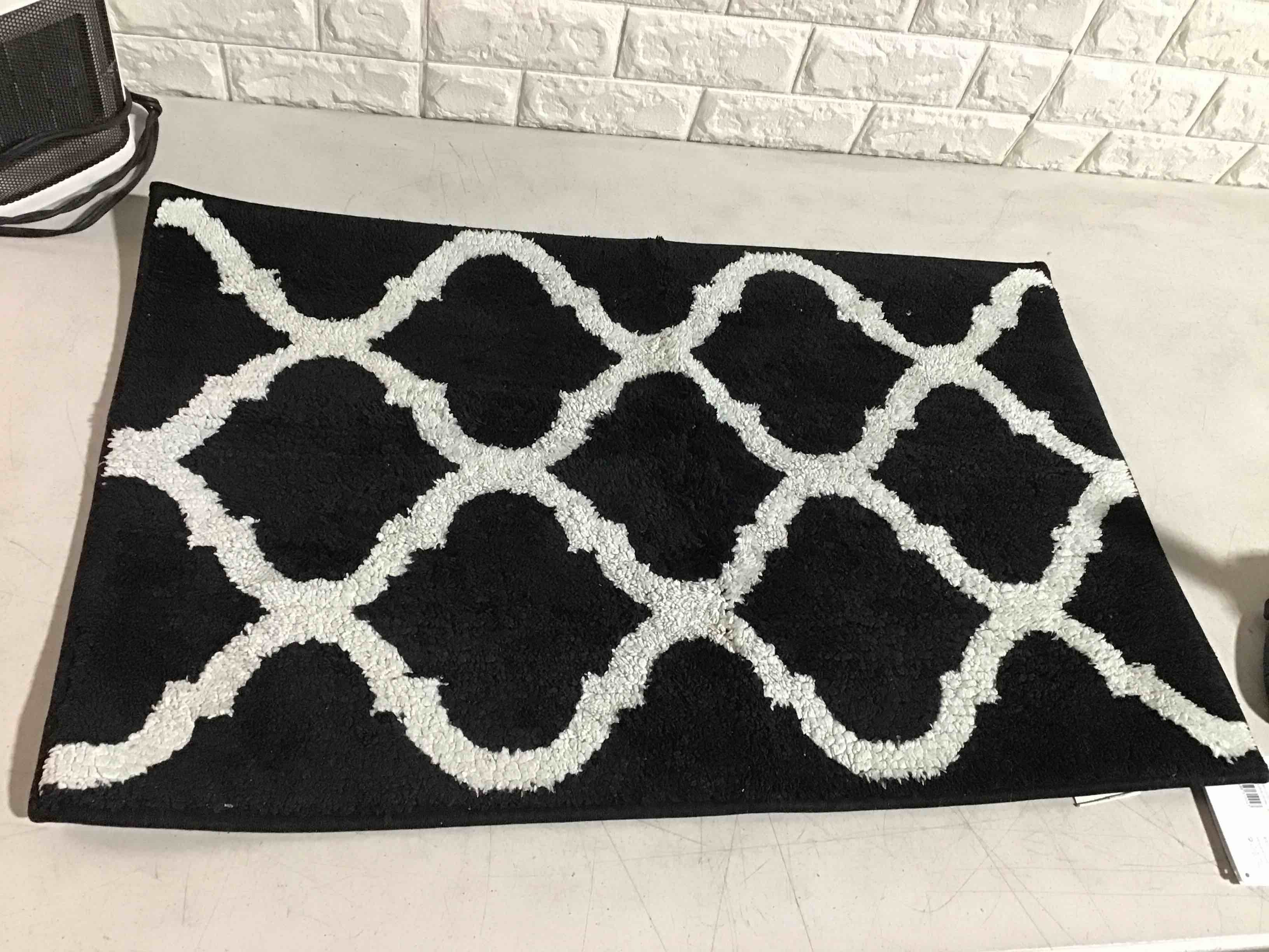 nonslip bath rug black and white 20”x32” 