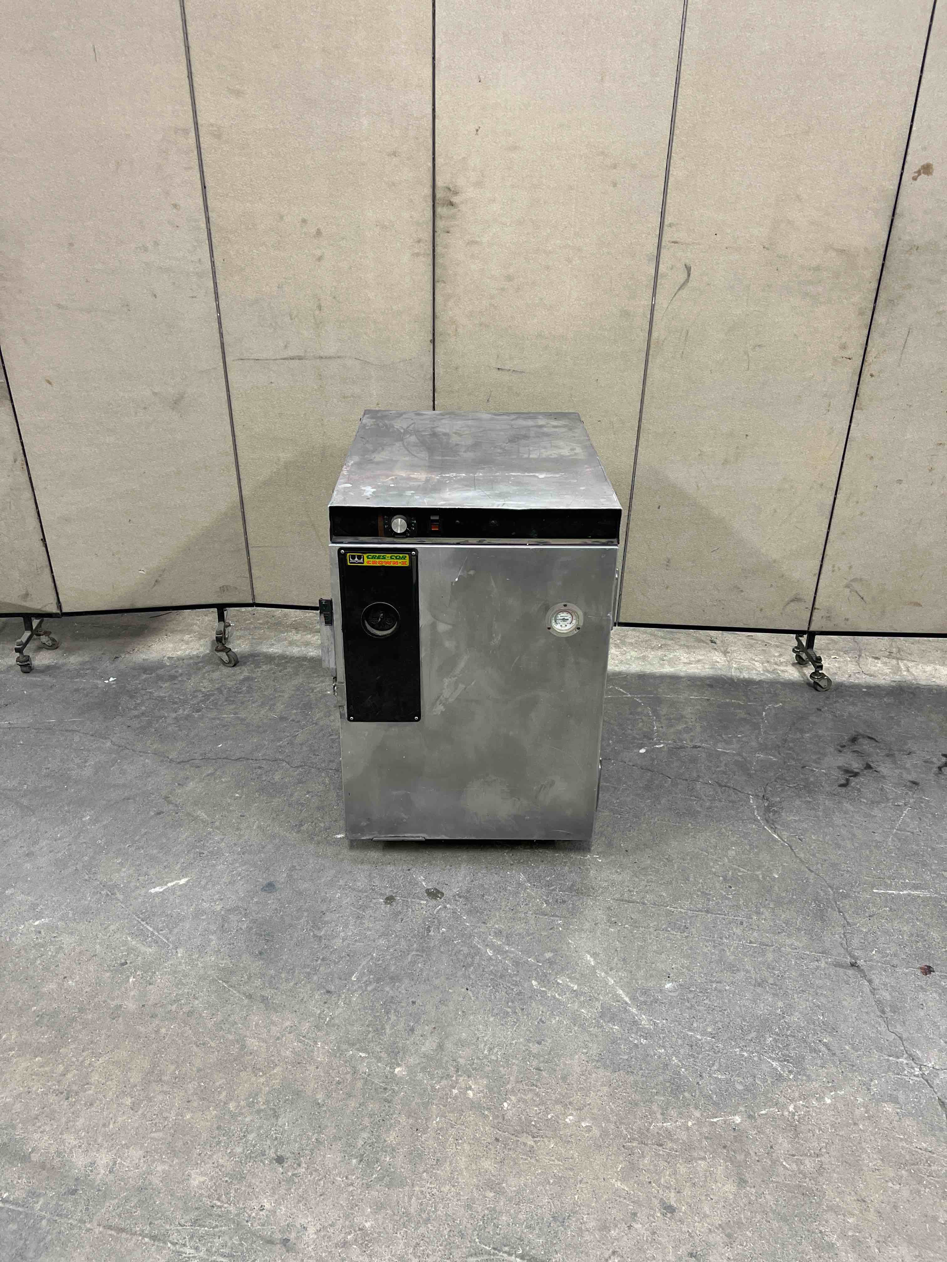 CRES COR INSULATED HALF HEIGHT HEATED HOLDING CABINET ON CASTERS 