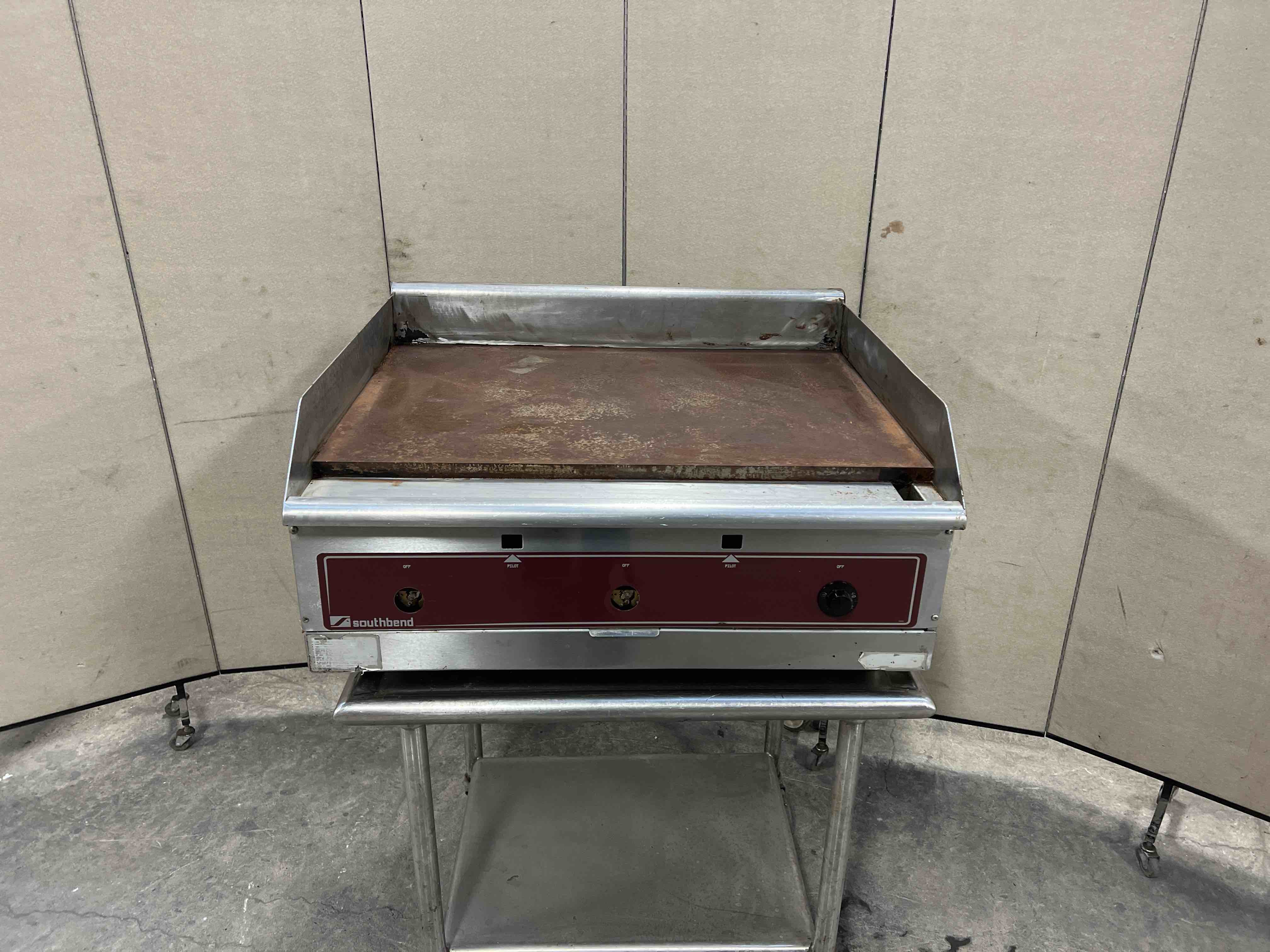 SOUTHBEND 36 INCH NATURAL GAS THREE HEAT ZONE FLAT GRILL 