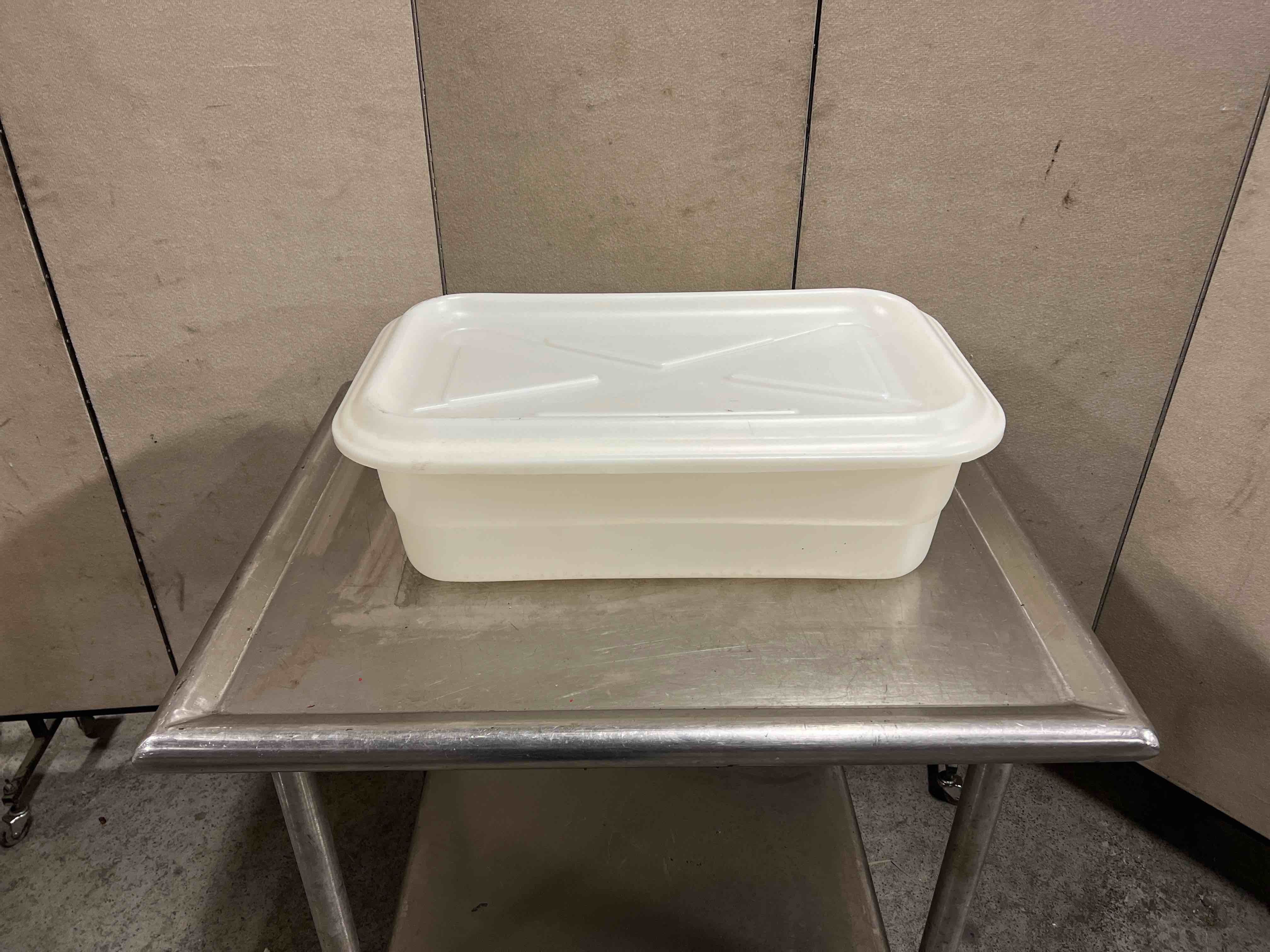 PLASTIC STORAGE CONTAINER WITH LID 