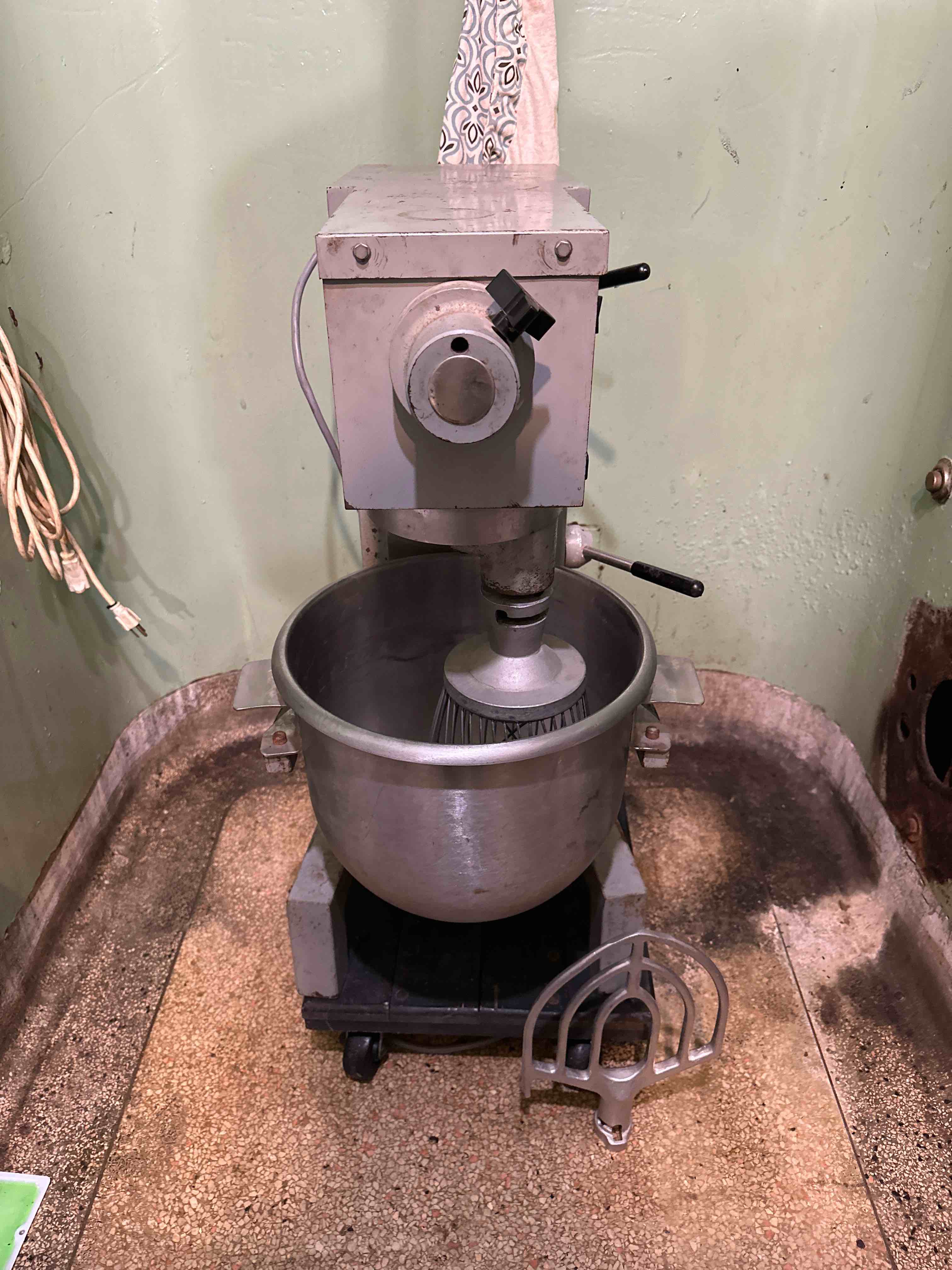 UNIVEX 20 QT MIXER WITH BOWL, PADDLE, AND WHISK