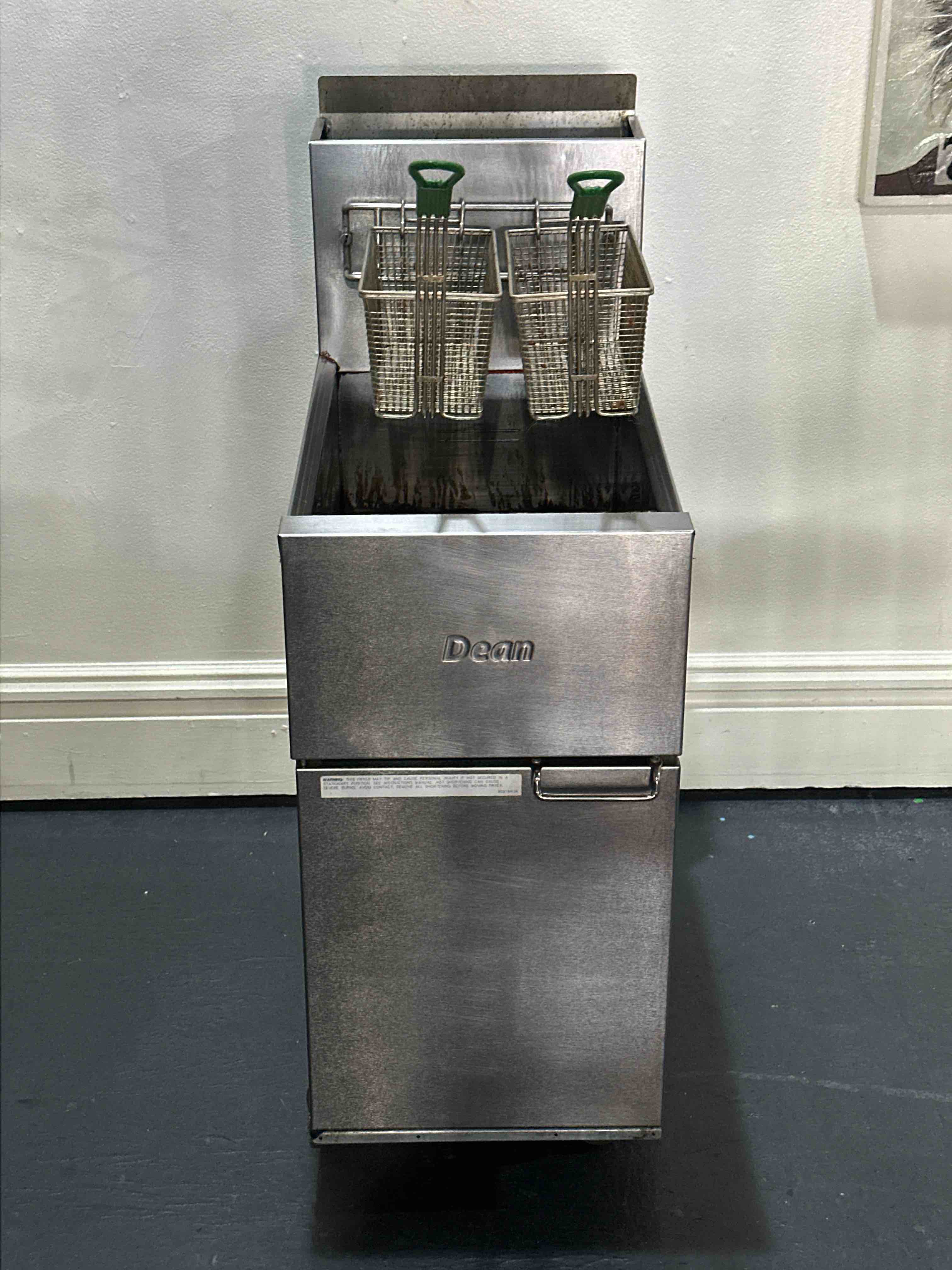 2015 DEAN 40 LB NATURAL GAS FRYER ON CASTERS WITH TWO BASKETS