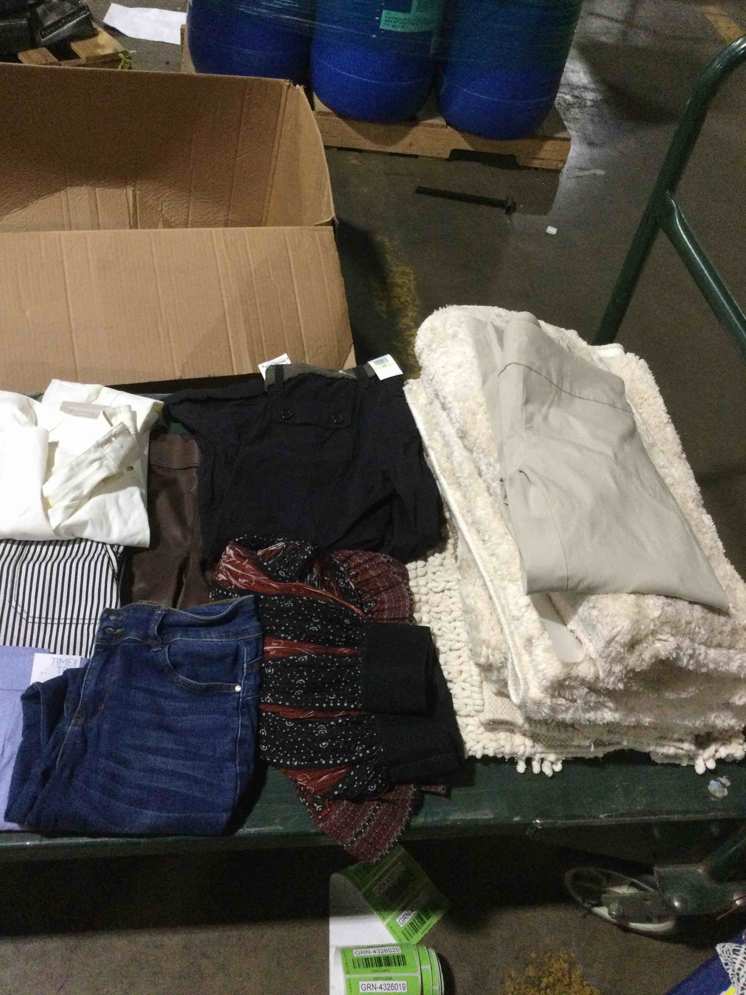 https://s3.amazonaws.com/lotting-images-prod/bidfta/ORG4865373_1686316755337.jpeg