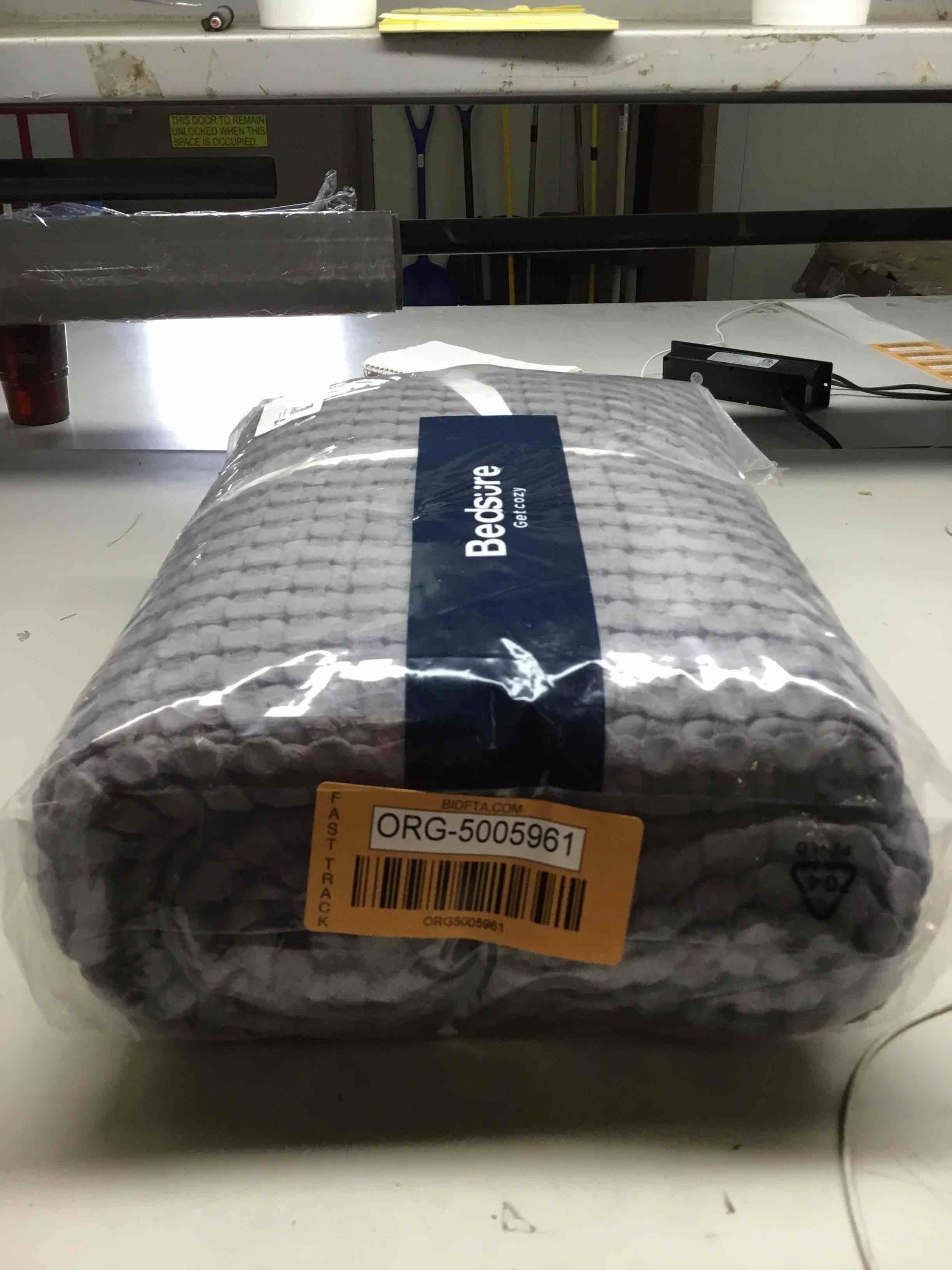 https://s3.amazonaws.com/lotting-images-prod/bidfta/ORG5005961_1711388144102.jpeg
