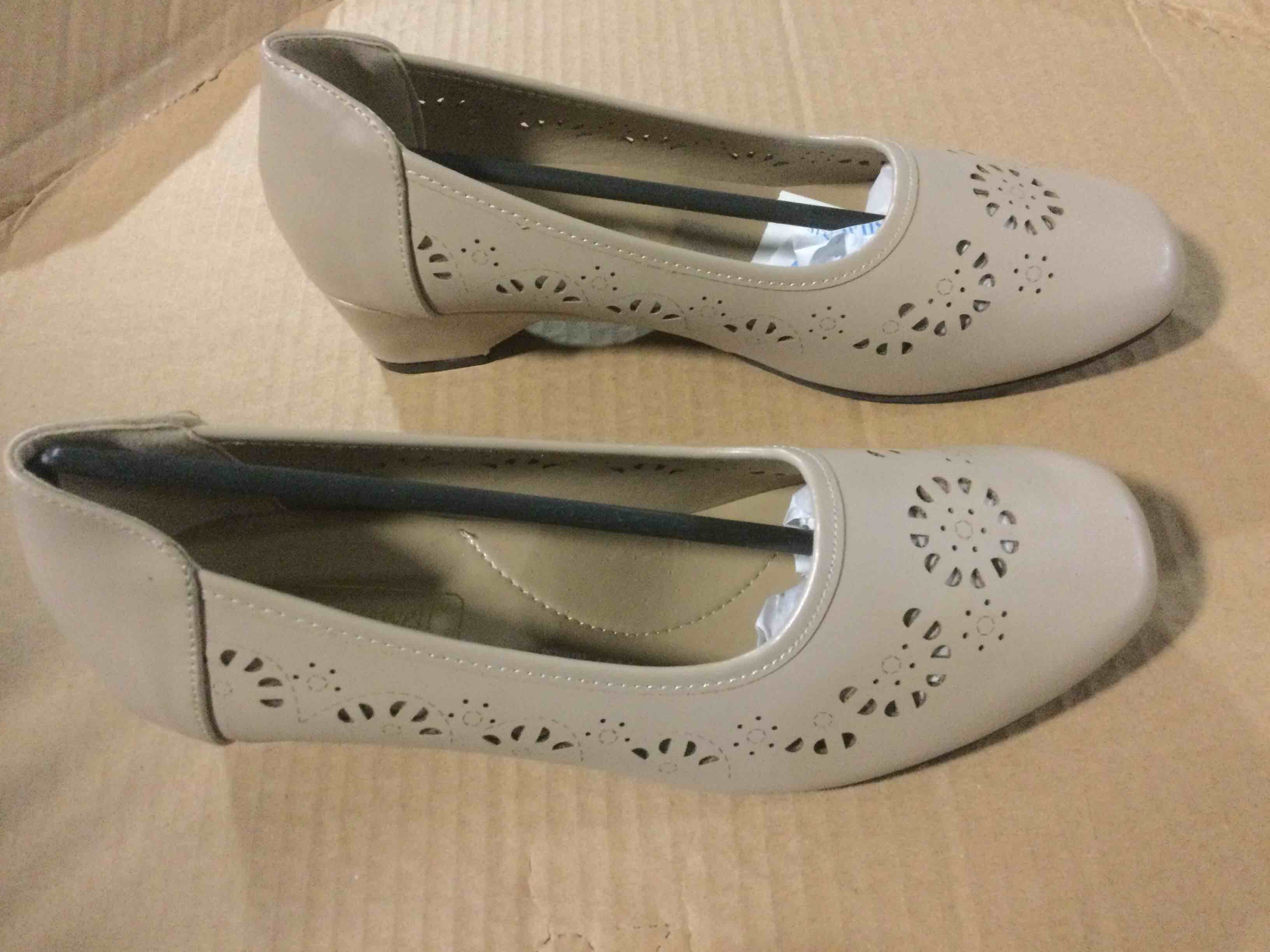 Comfort-Well By Beacon Womens Slip On Dress Shoes, 10M, Light Tan