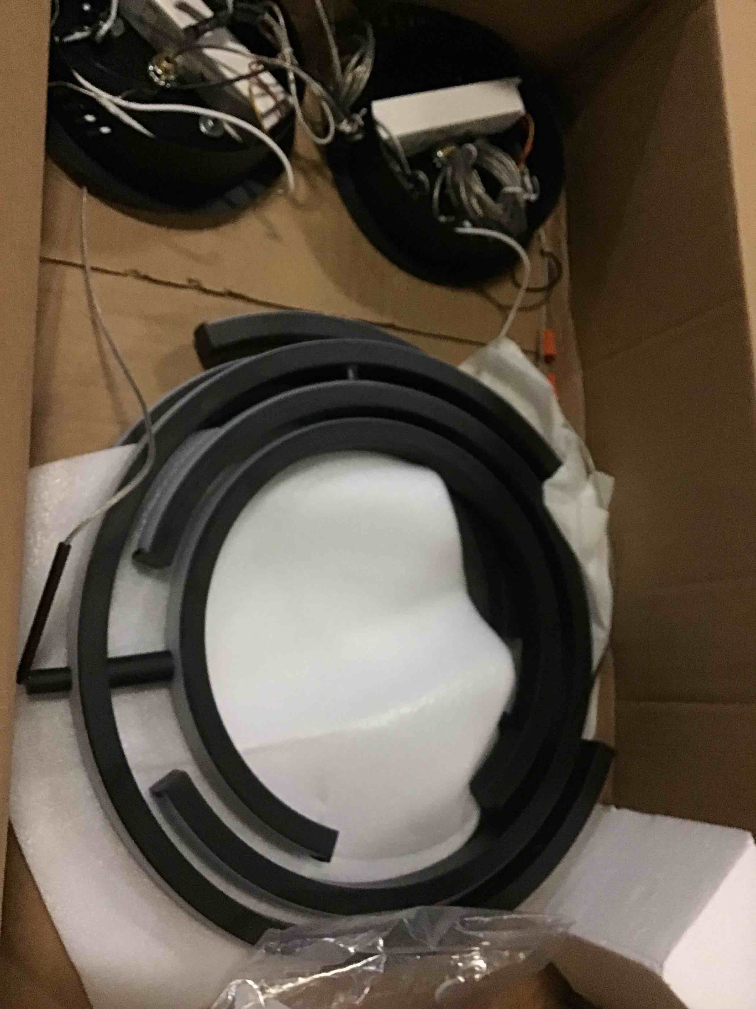 https://s3.amazonaws.com/lotting-images-prod/bidfta/ORG5530388_1700581388683.jpeg