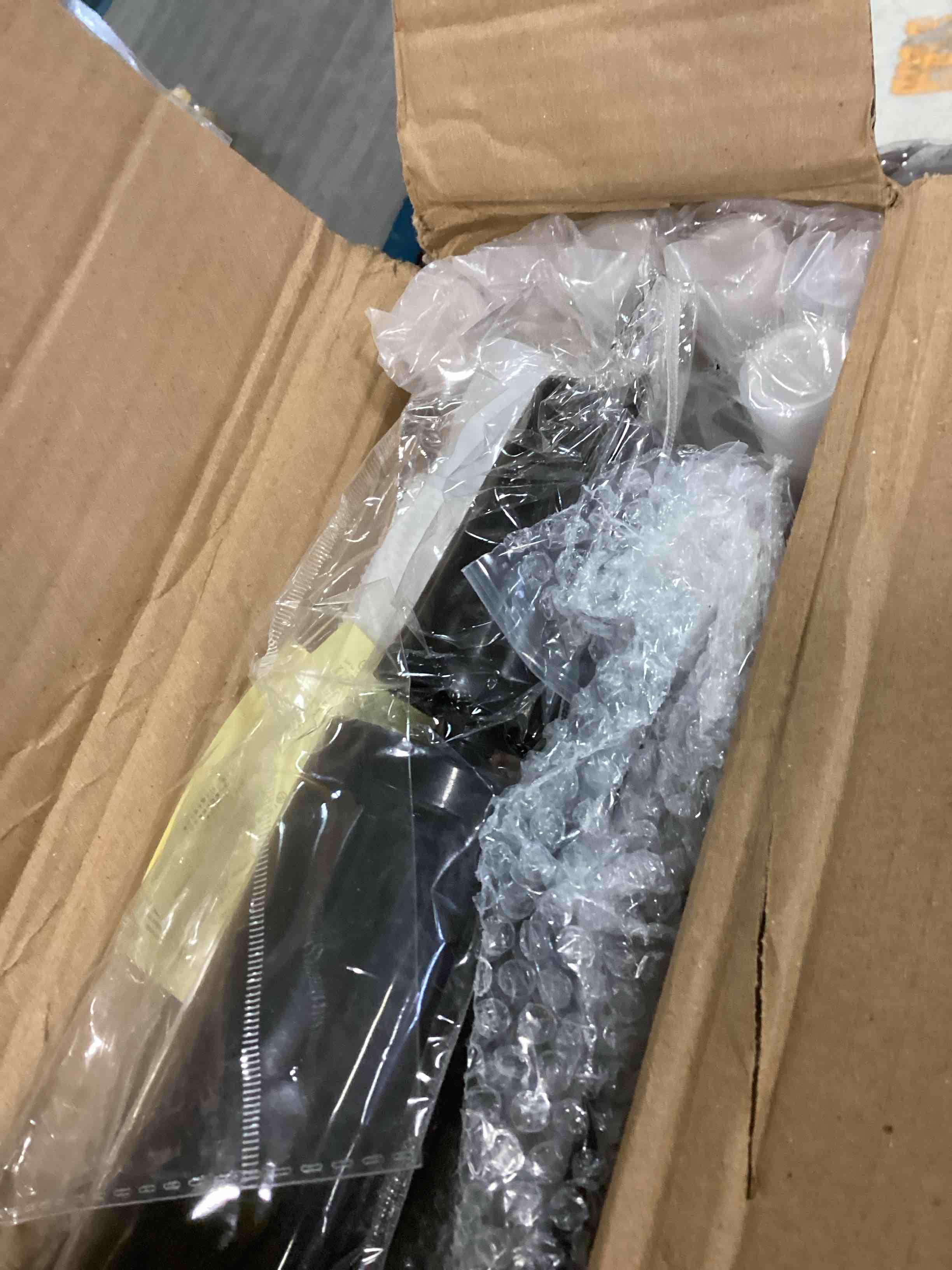 https://s3.amazonaws.com/lotting-images-prod/bidfta/ORG5695577_1705765368600.jpeg