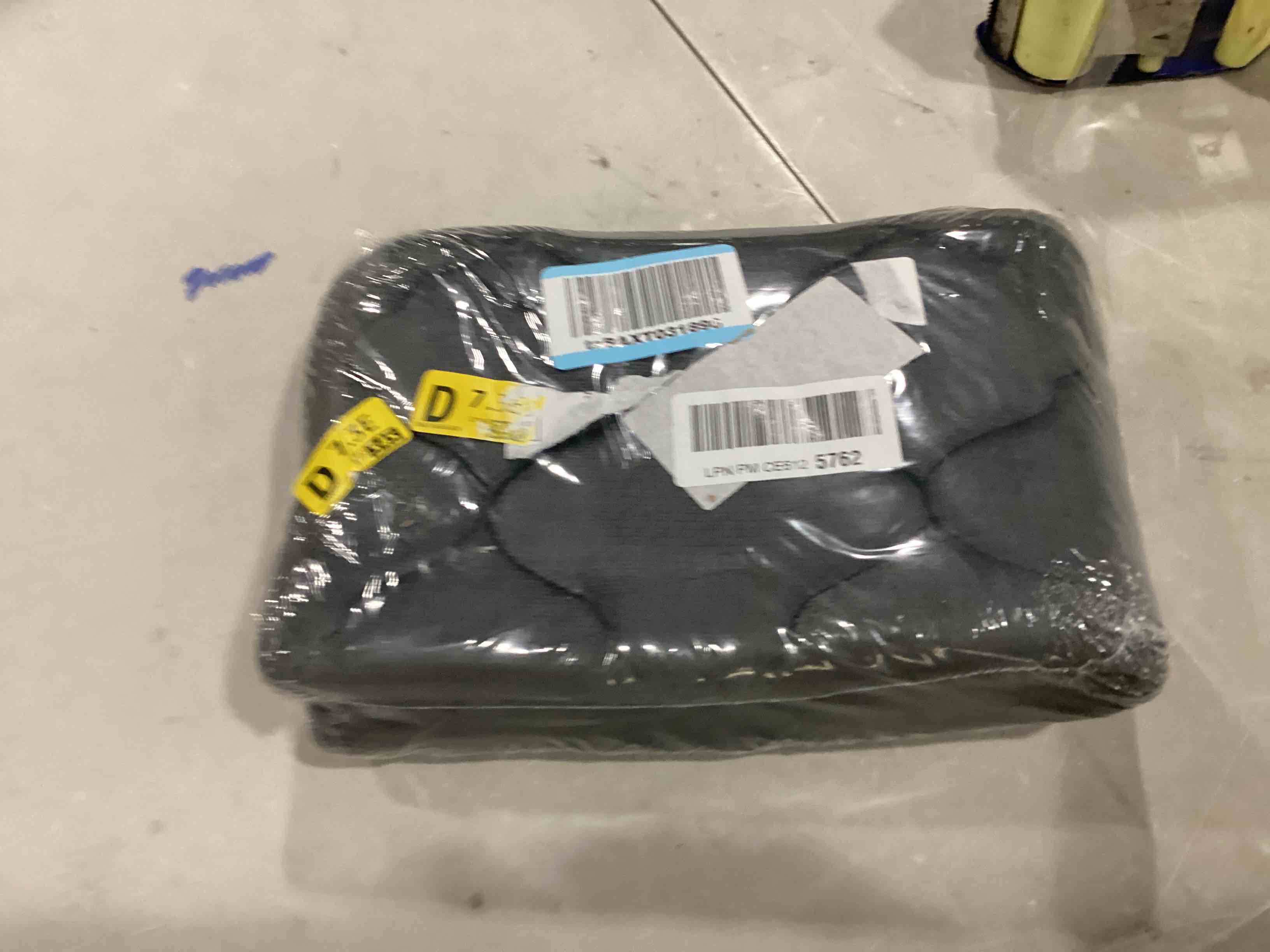 https://s3.amazonaws.com/lotting-images-prod/bidfta/ORG5781959_1713531511244.jpeg