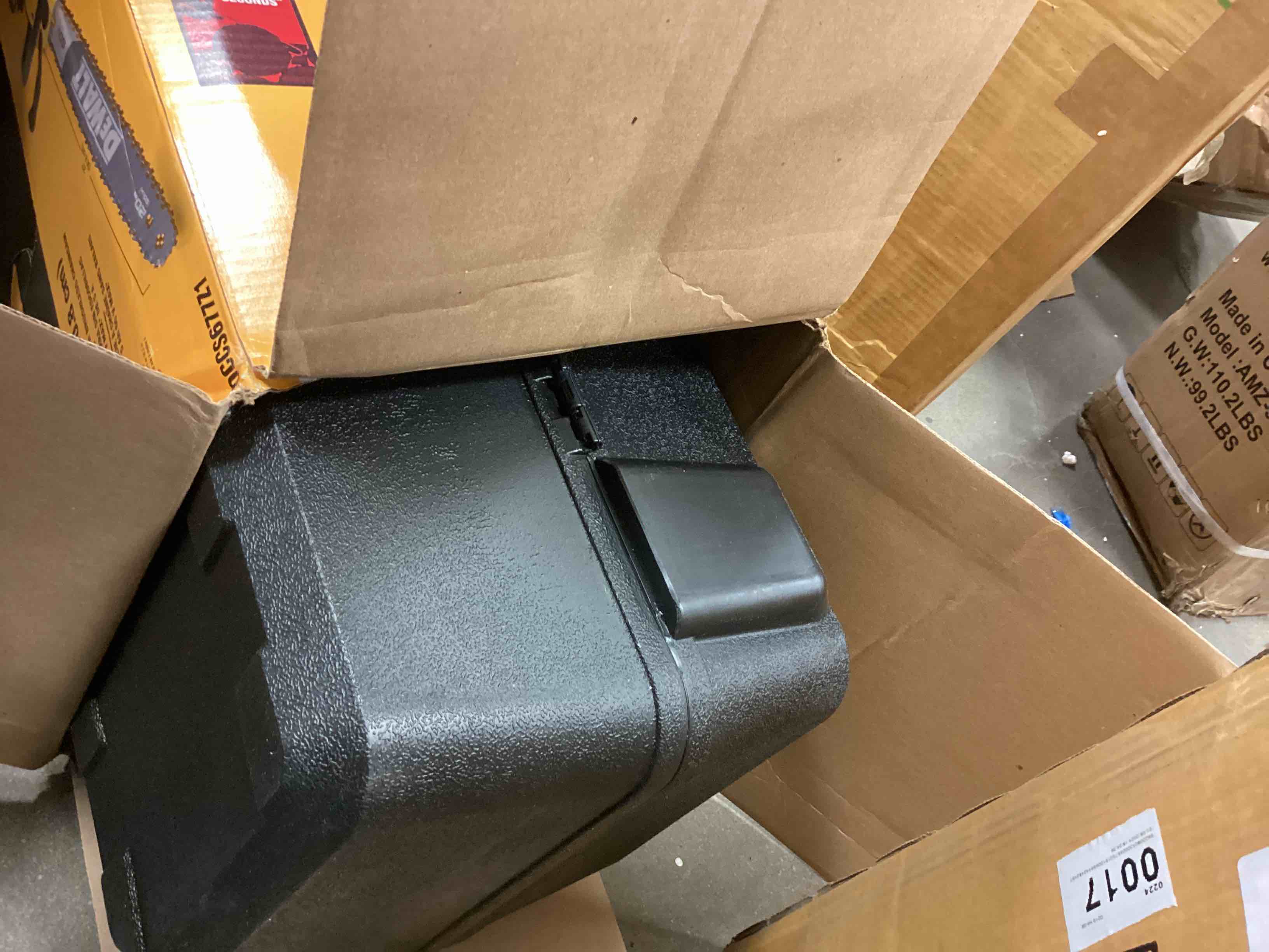 https://s3.amazonaws.com/lotting-images-prod/bidfta/ORG5867095_1708632137290.jpeg