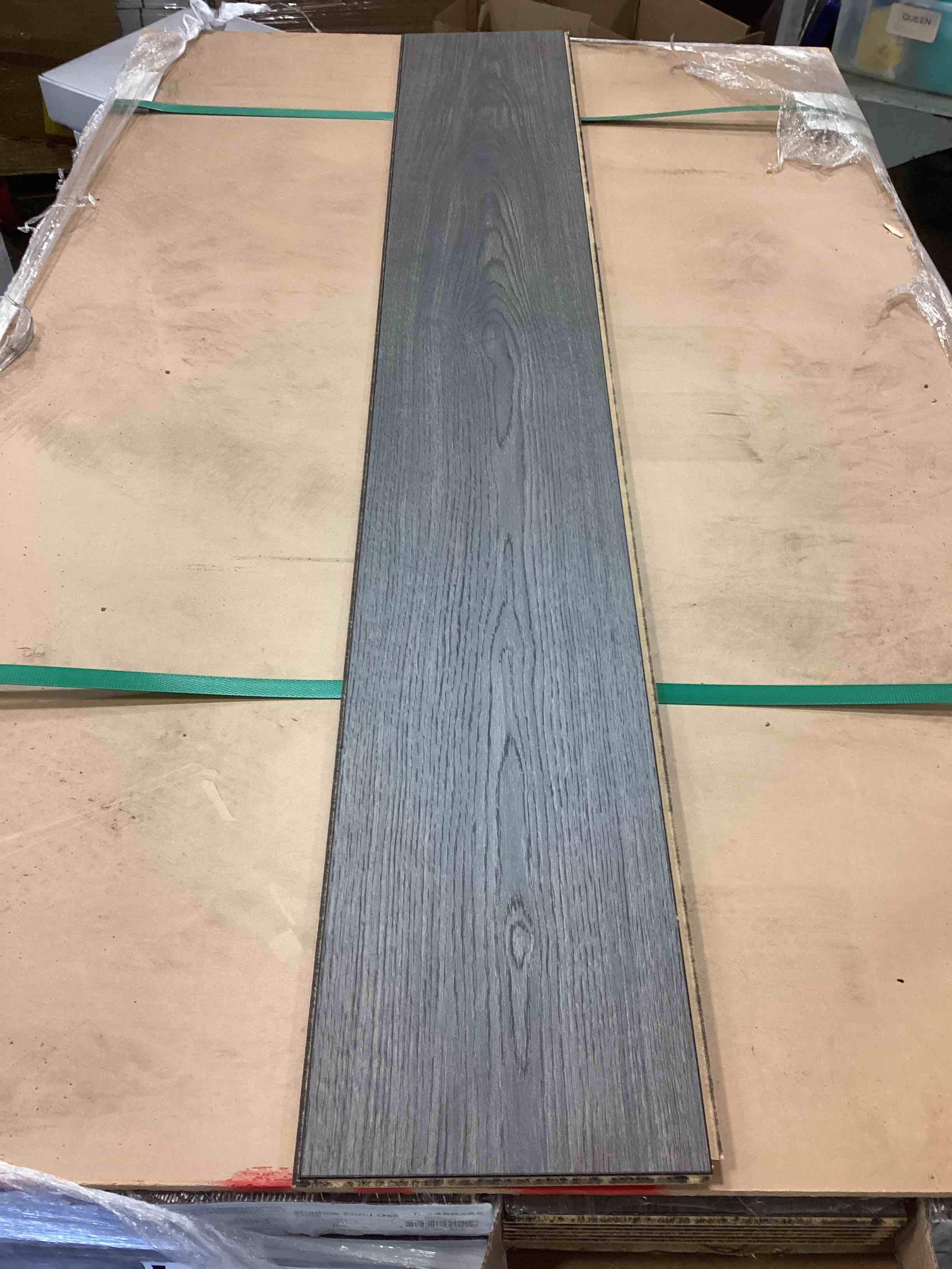 28 boxes 589.68 sq ft 50.67 x 7.48 10mm shadow pond oak laminate flooring your bid per sq ft 