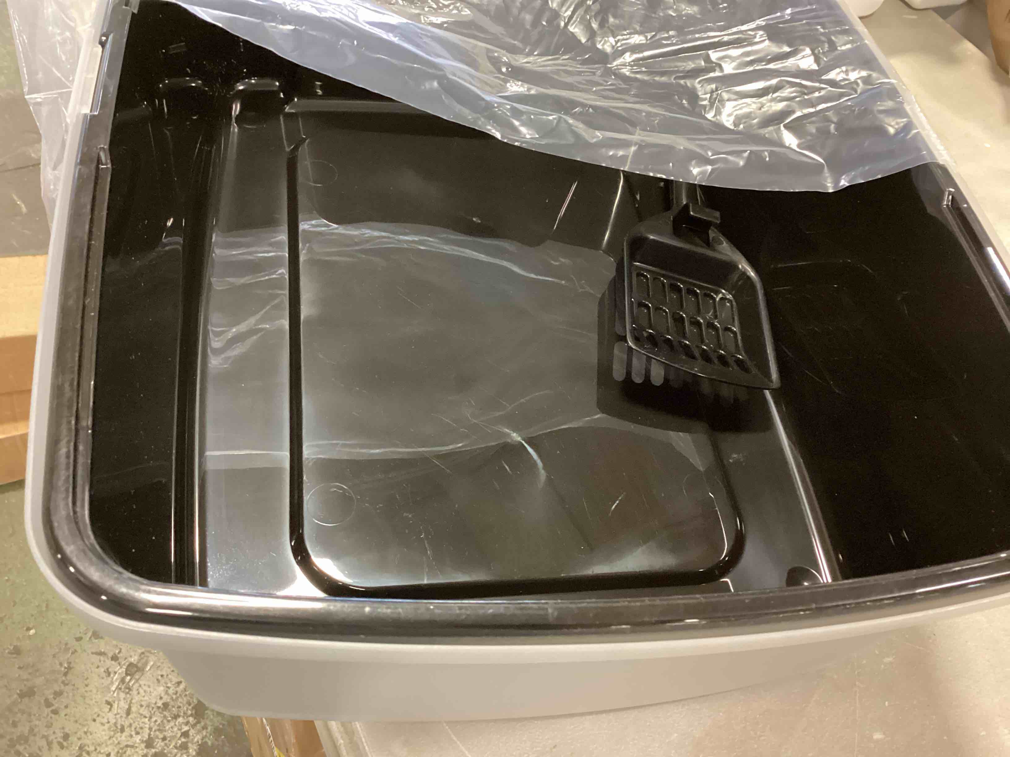 IRIS USA Open Top Cat Litter Tray with Scoop and Scatter Shield, Sturdy Easy to Clean Open Air Kitty Litter Pan with Tall Spray and Scatter Shield, Black/Clear Open Top - Black