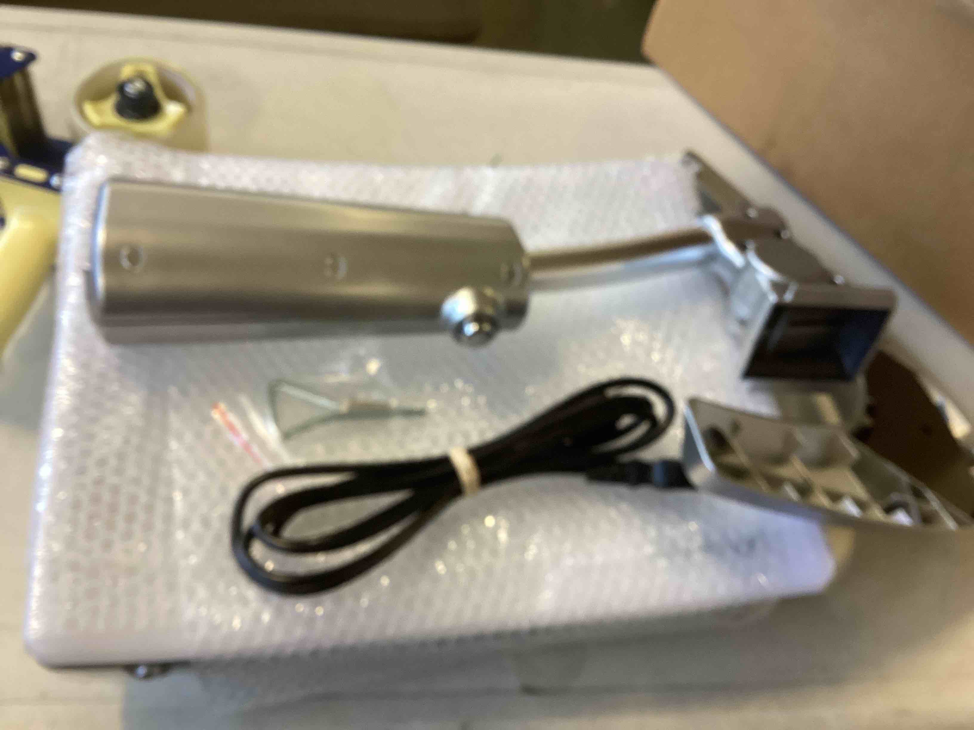 https://s3.amazonaws.com/lotting-images-prod/bidfta/ORG5876826_1705948503118.jpeg